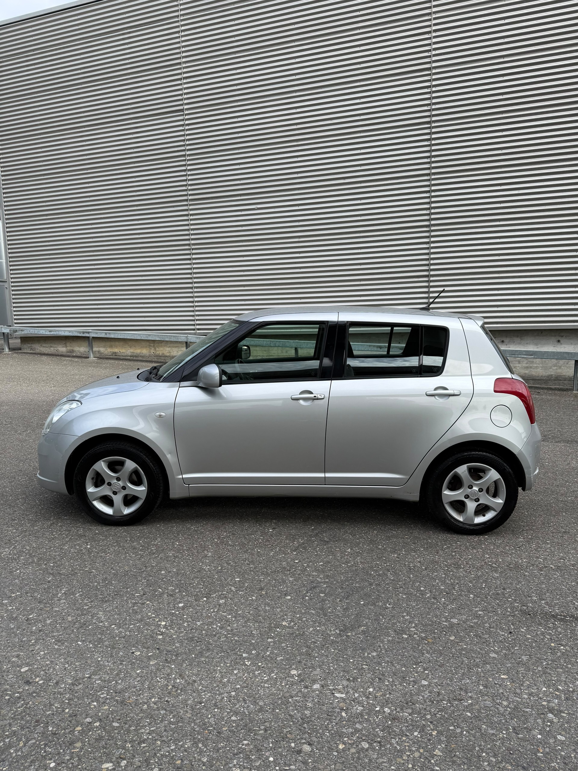 SUZUKI Swift 1.3i 16V GL 4x4-image-5