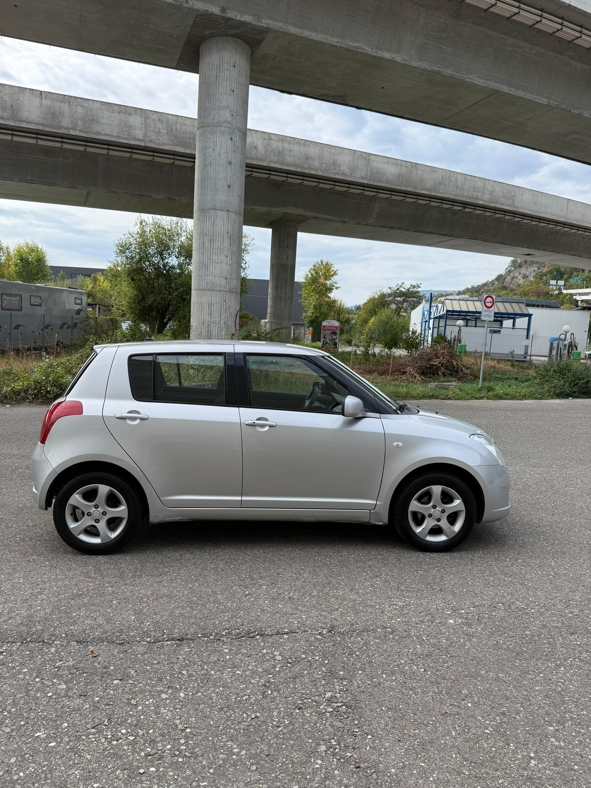 SUZUKI Swift 1.3i 16V GL 4x4-image-1