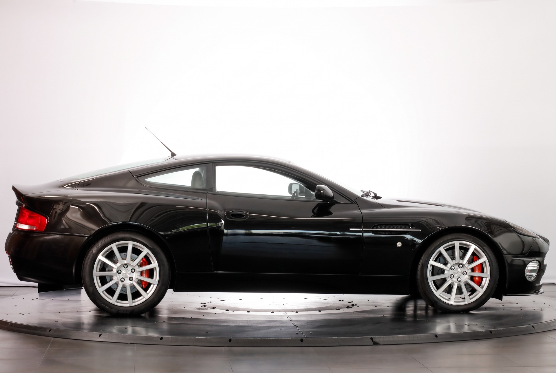 ASTON MARTIN Vanquish V12 S 5.9-48 • 4 places 2+2 • Ciel Alcantara • Full Aston Martin history-image-5