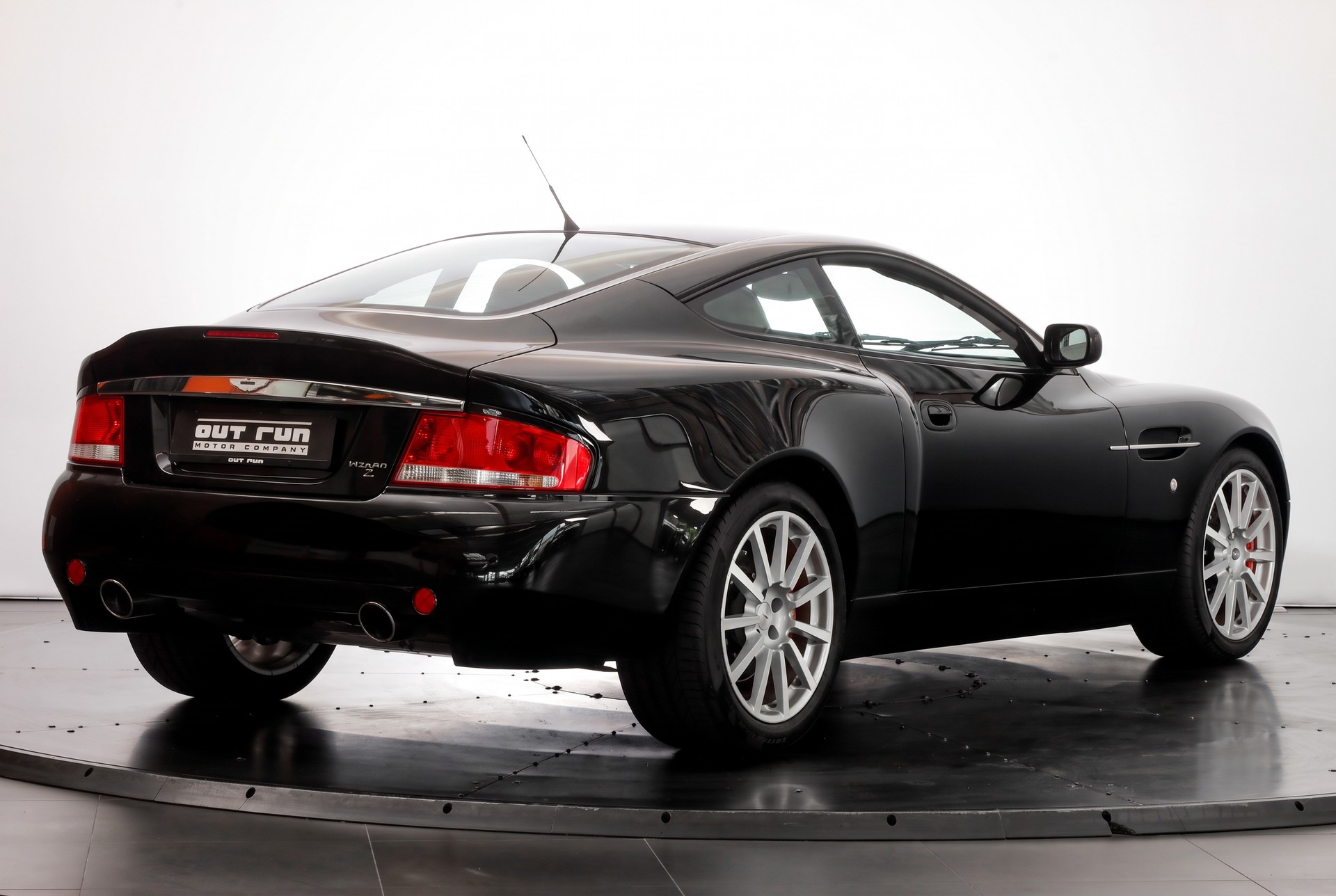 ASTON MARTIN Vanquish V12 S 5.9-48 • 4 places 2+2 • Ciel Alcantara • Full Aston Martin history-image-4