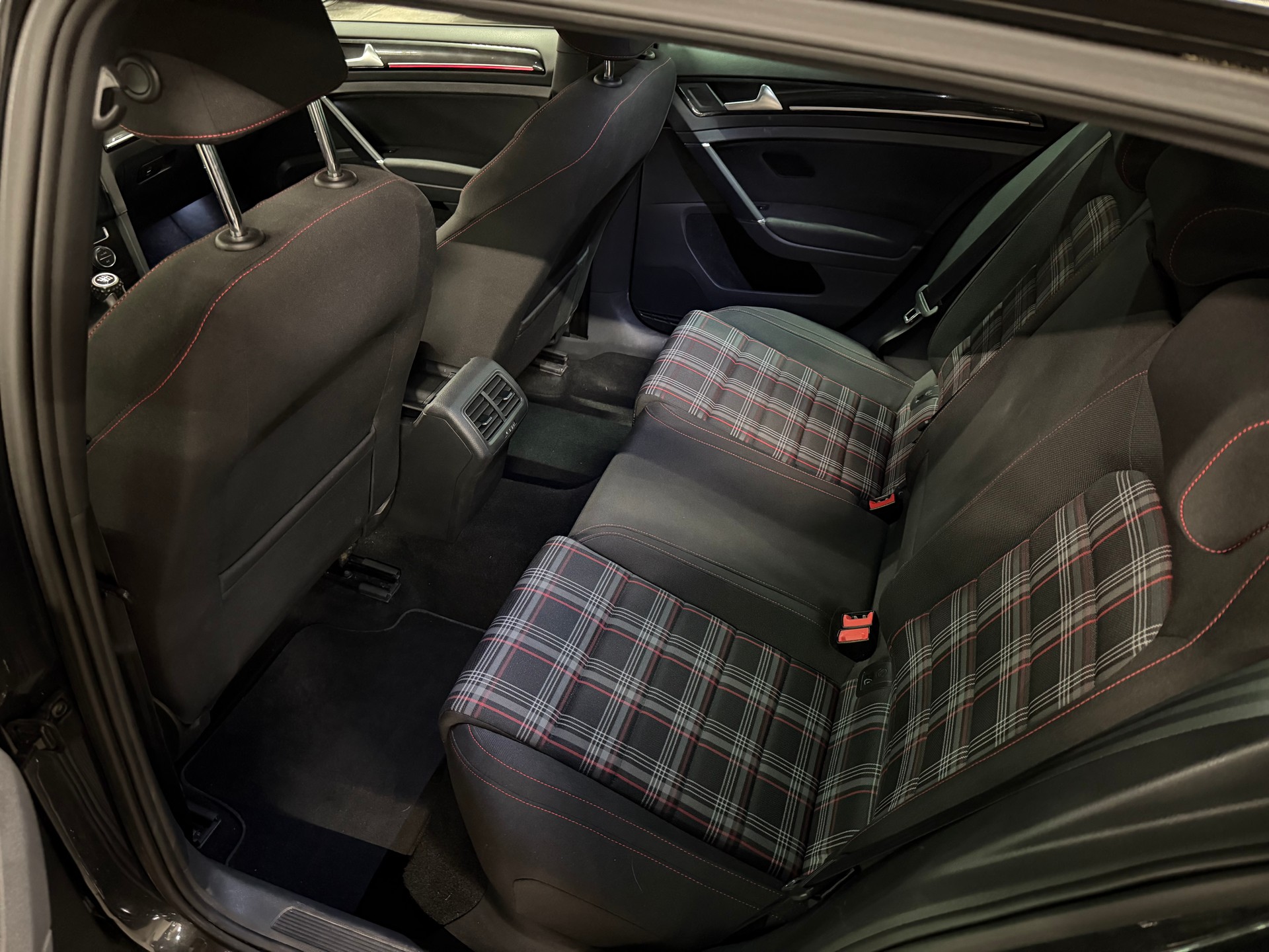 VW Golf 2.0 TSI GTI-image-12