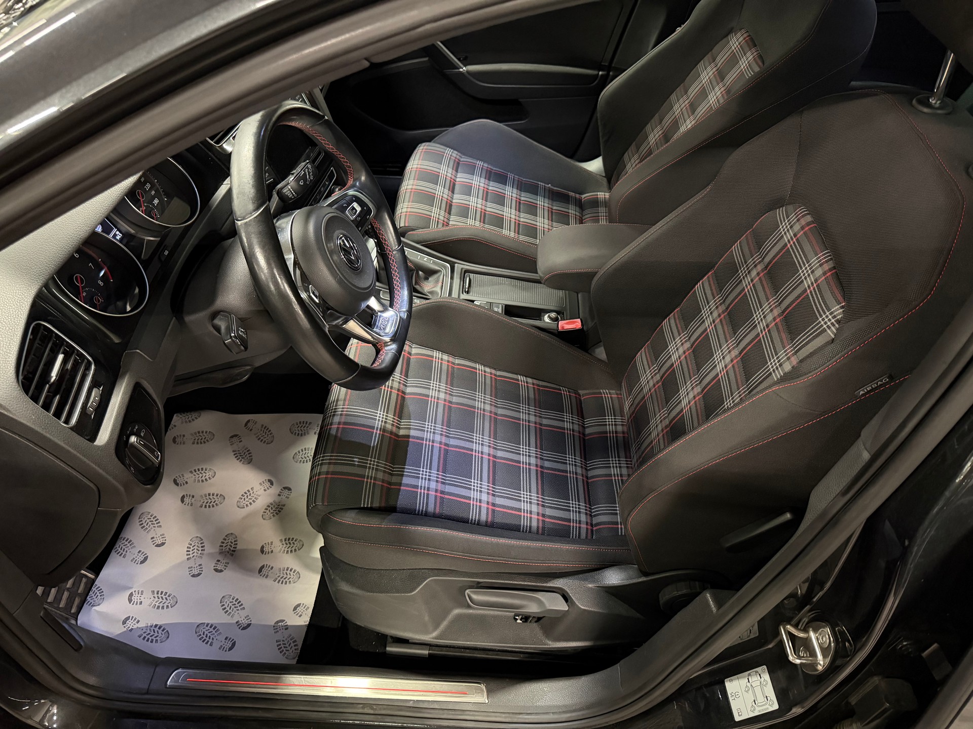 VW Golf 2.0 TSI GTI-image-11