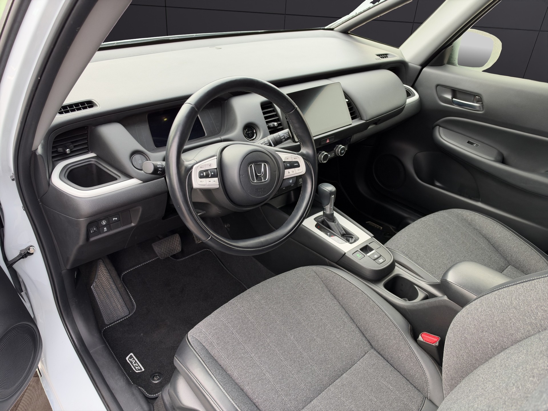 HONDA Jazz 1.5i-MMD Executive E-CVT-image-12