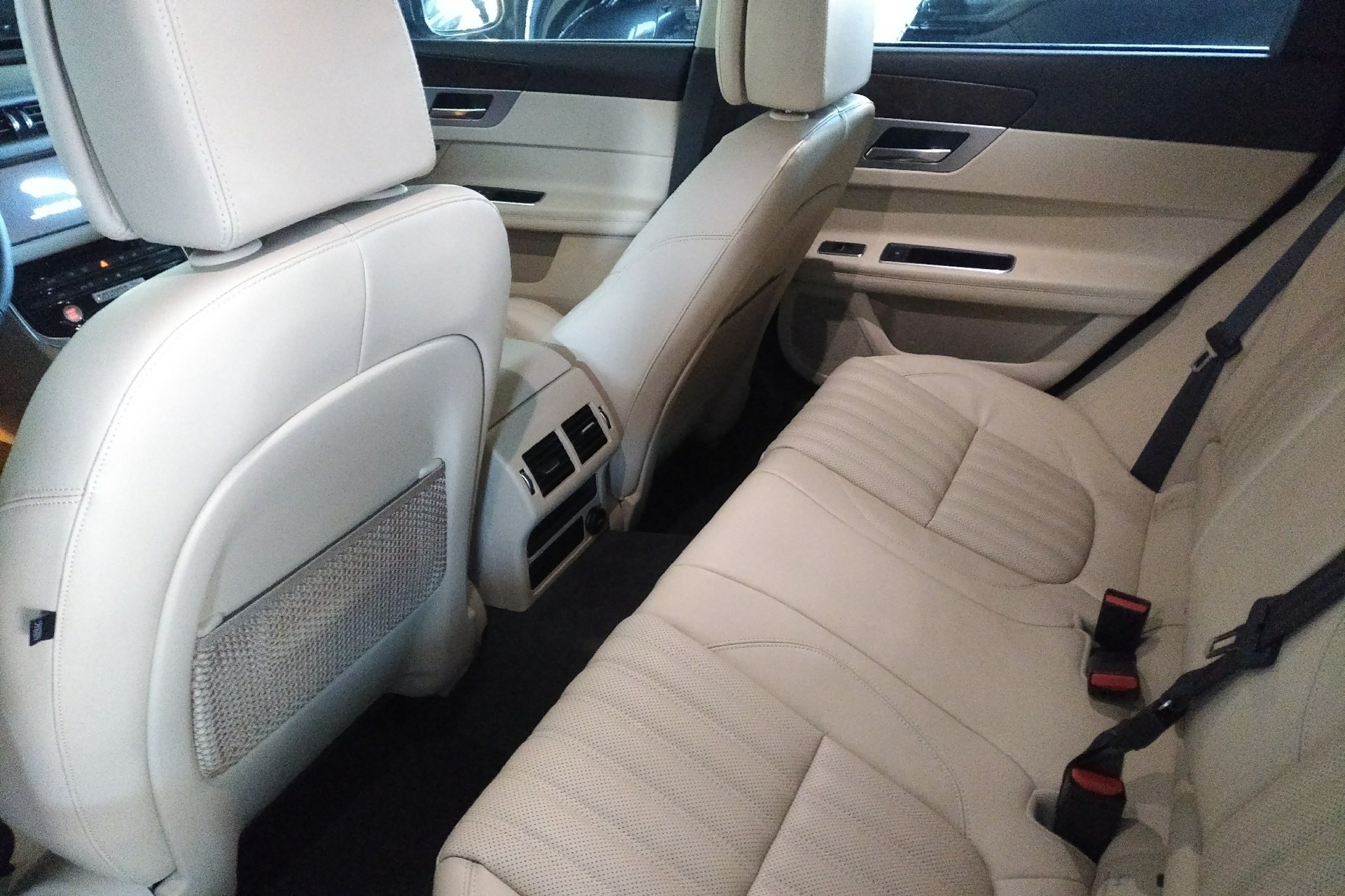 JAGUAR XF Sportbrake 25d Portfolio AWD Automatic-image-2