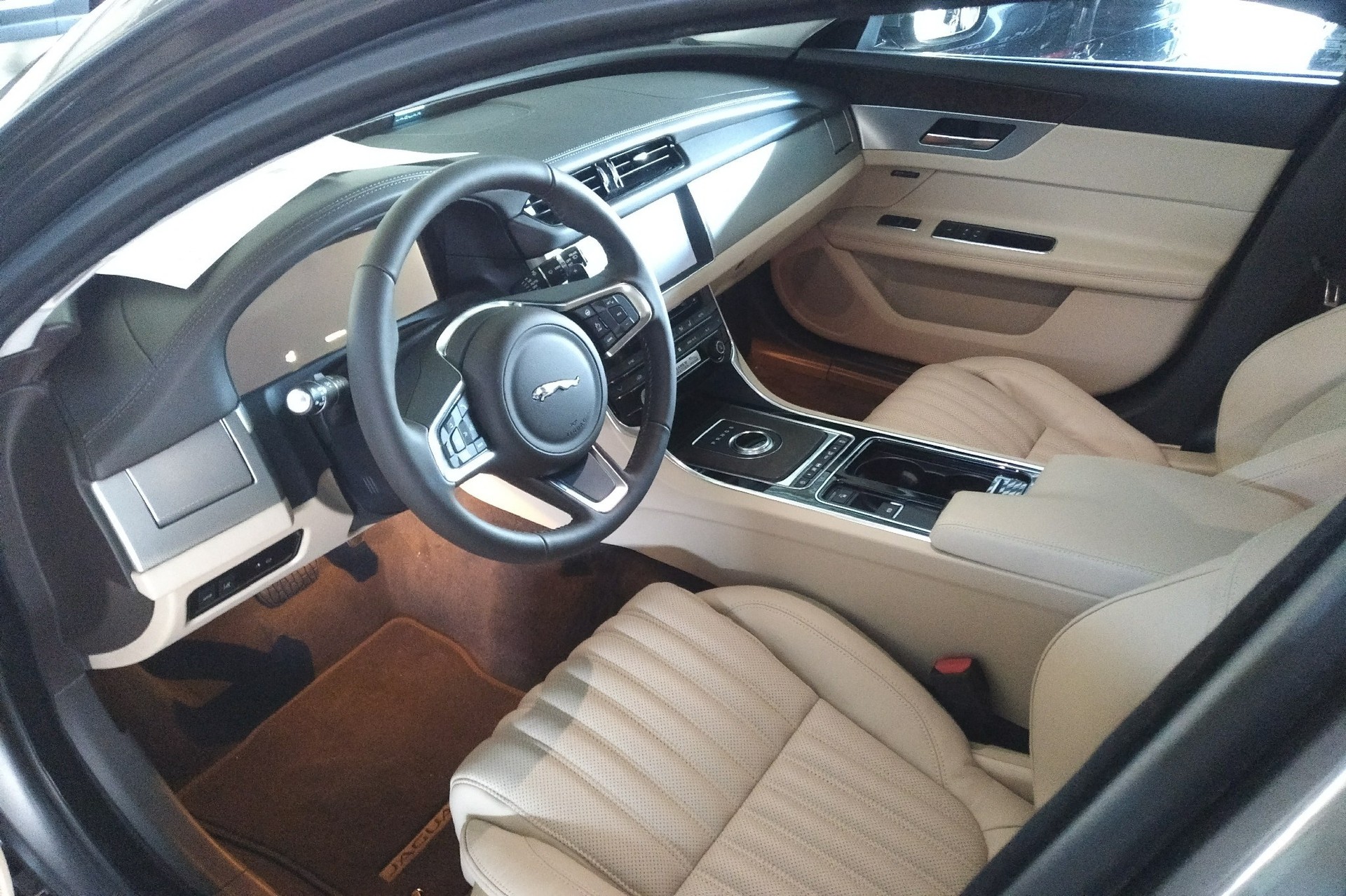 JAGUAR XF Sportbrake 25d Portfolio AWD Automatic-image-3