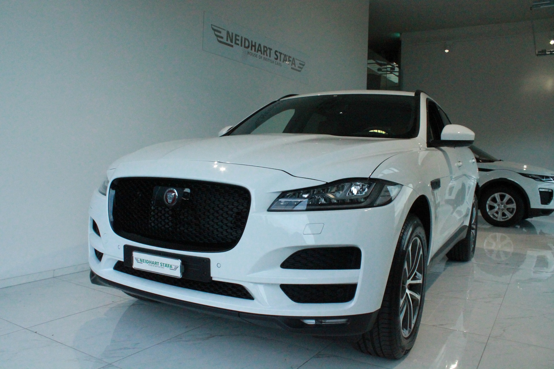 JAGUAR F-Pace 30t 2.0 Portfolio AWD Automatik-image-1