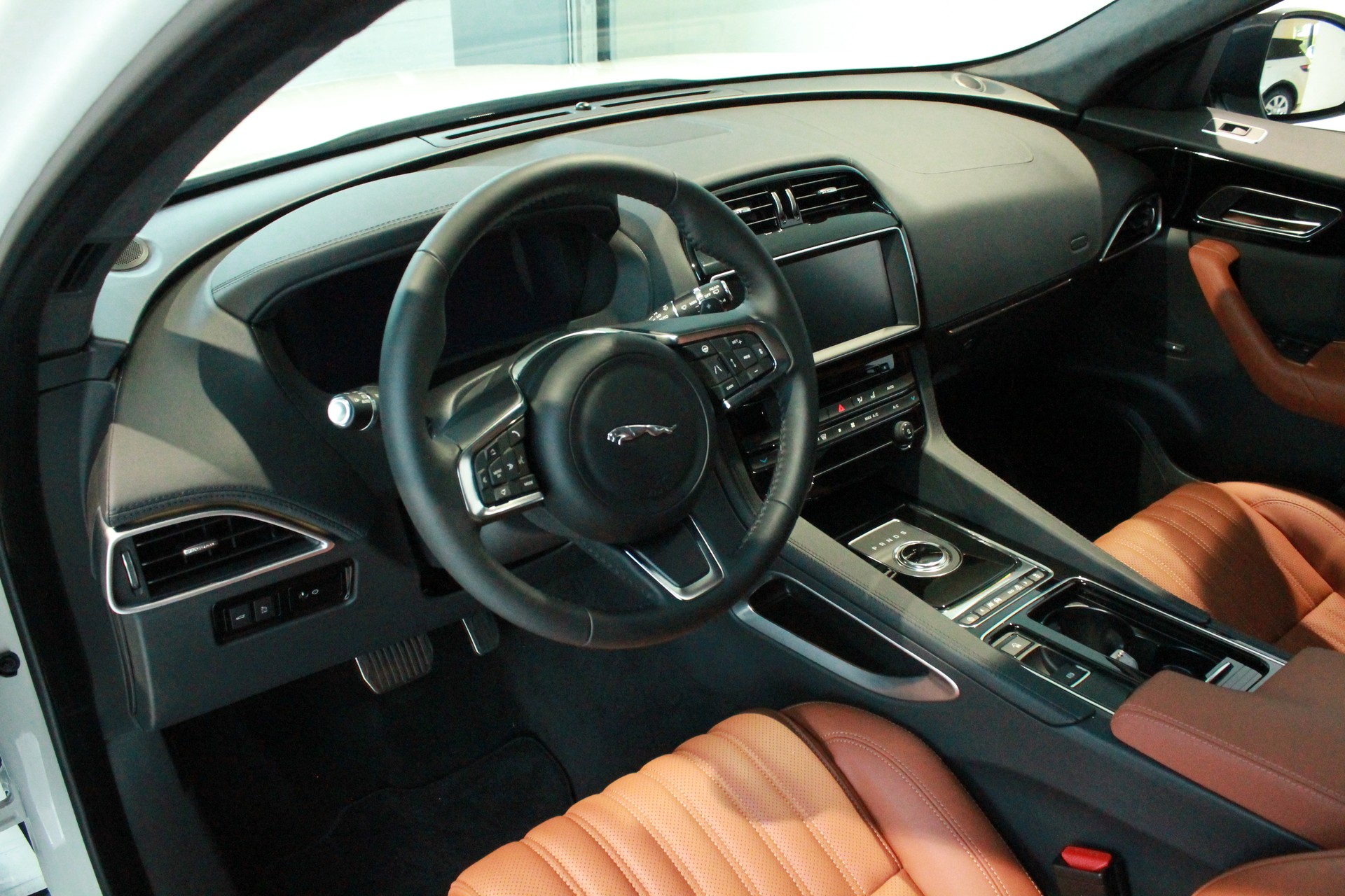 JAGUAR F-Pace 30t 2.0 Portfolio AWD Automatik-image-4