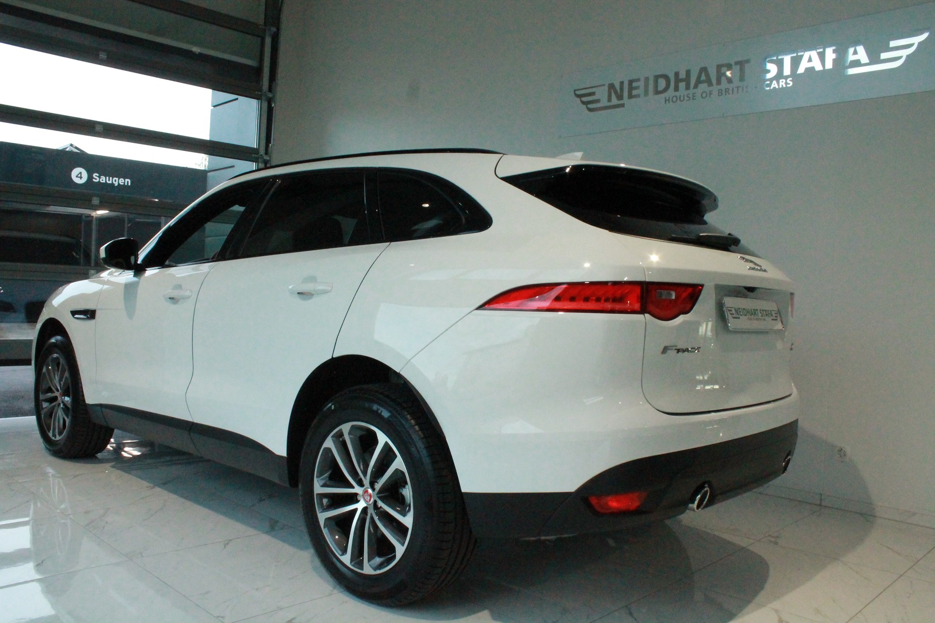 JAGUAR F-Pace 30t 2.0 Portfolio AWD Automatik-image-2