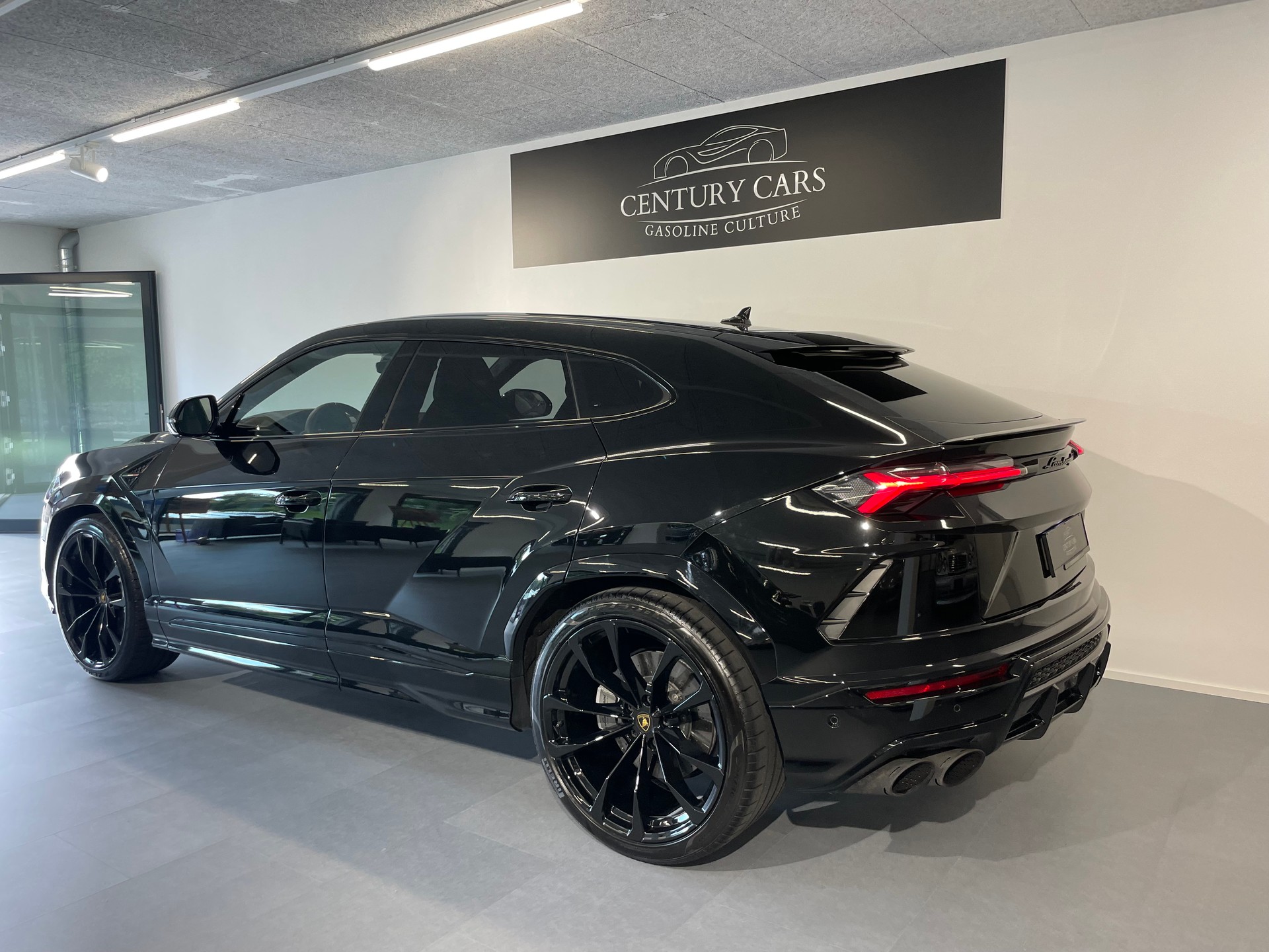 LAMBORGHINI Urus E-Gear-showroom-element-2