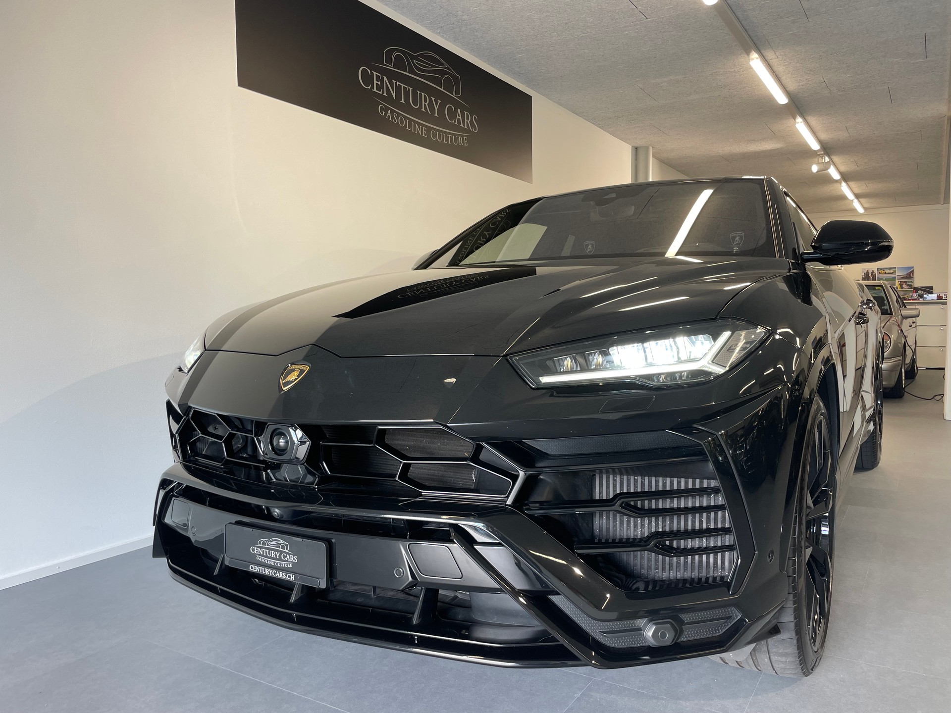 LAMBORGHINI Urus E-Gear-showroom-element-3