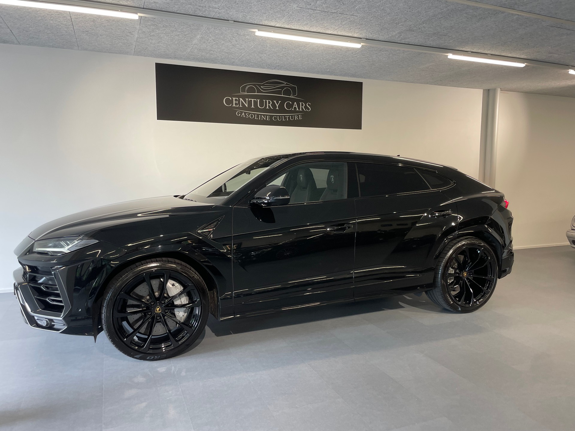 LAMBORGHINI Urus E-Gear-showroom-element-1