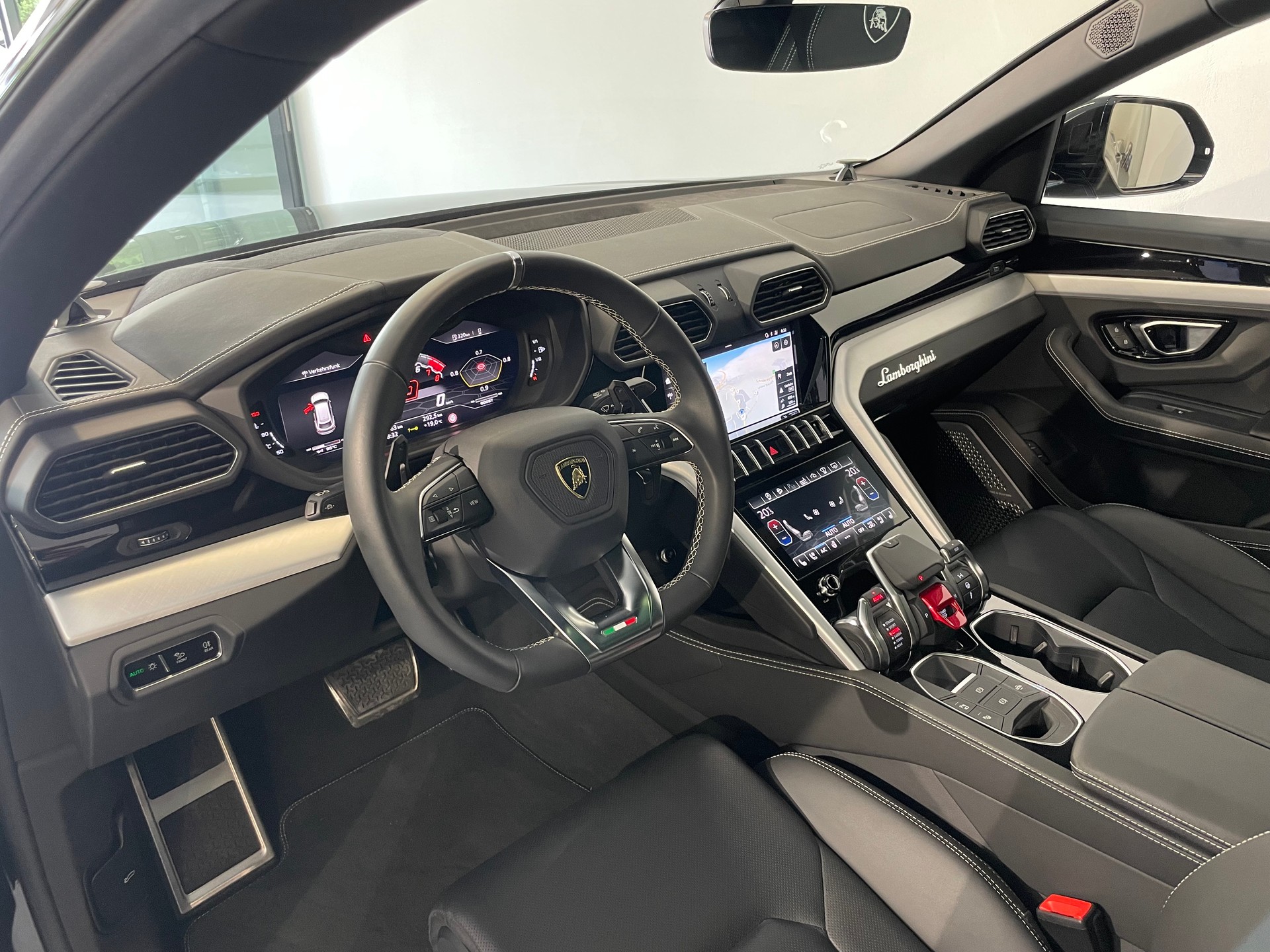 LAMBORGHINI Urus E-Gear-image-7