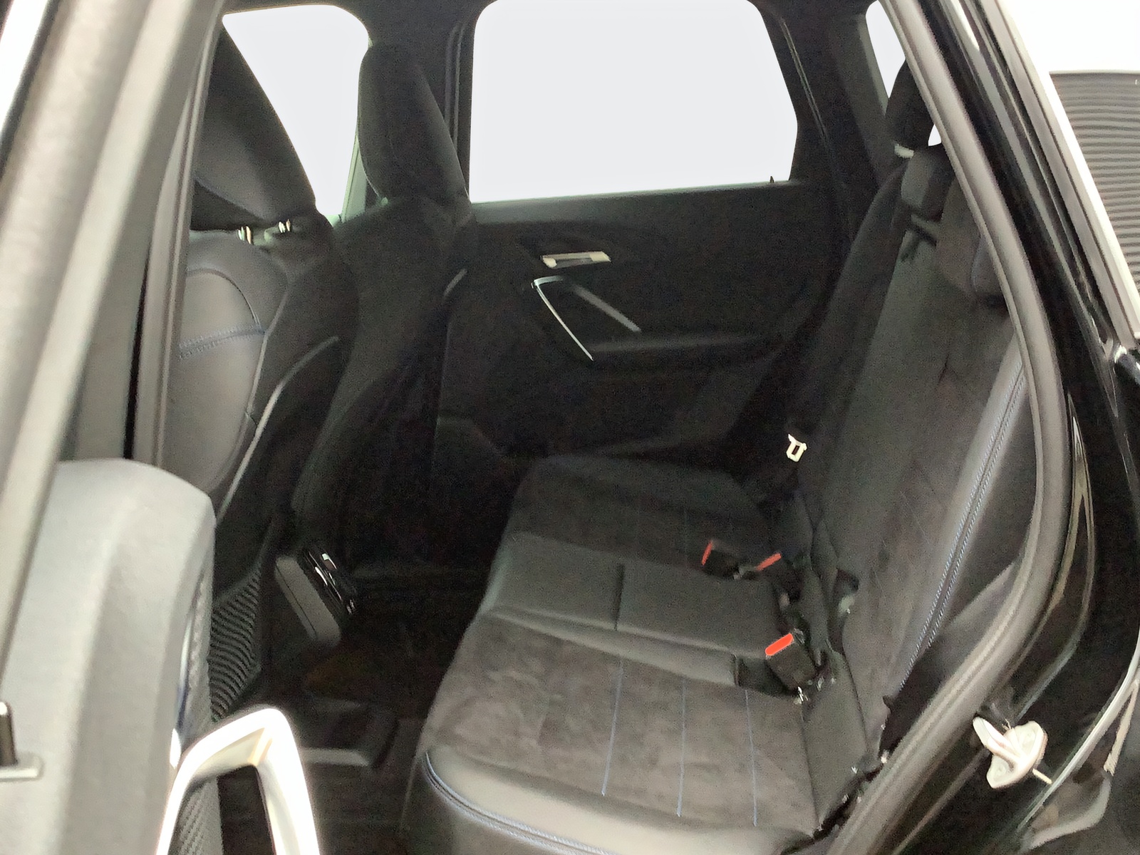 BMW iX1 xDrive 30 M Sport-image-17