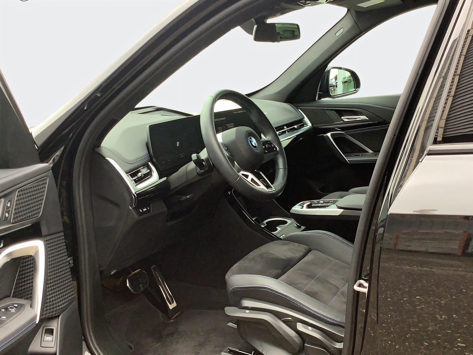 BMW iX1 xDrive 30 M Sport-image-10