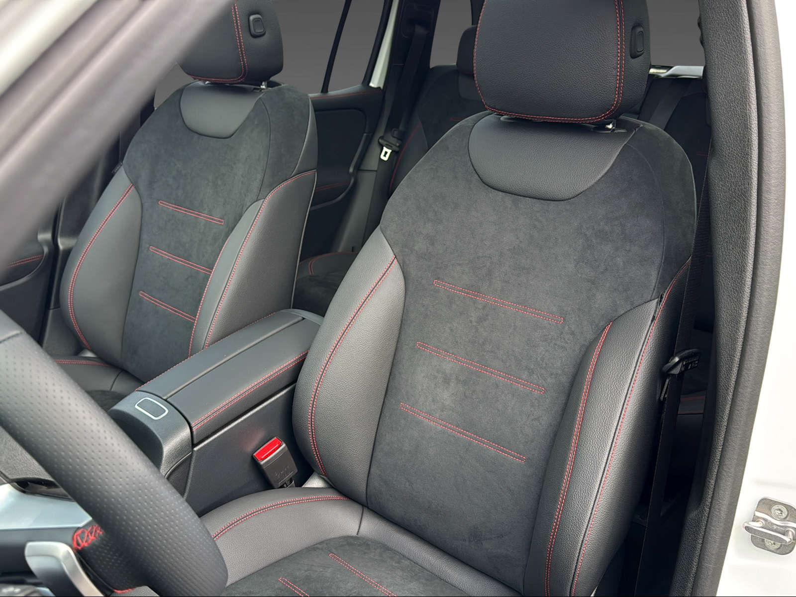 MERCEDES-BENZ GLB 250 4Matic-image-8