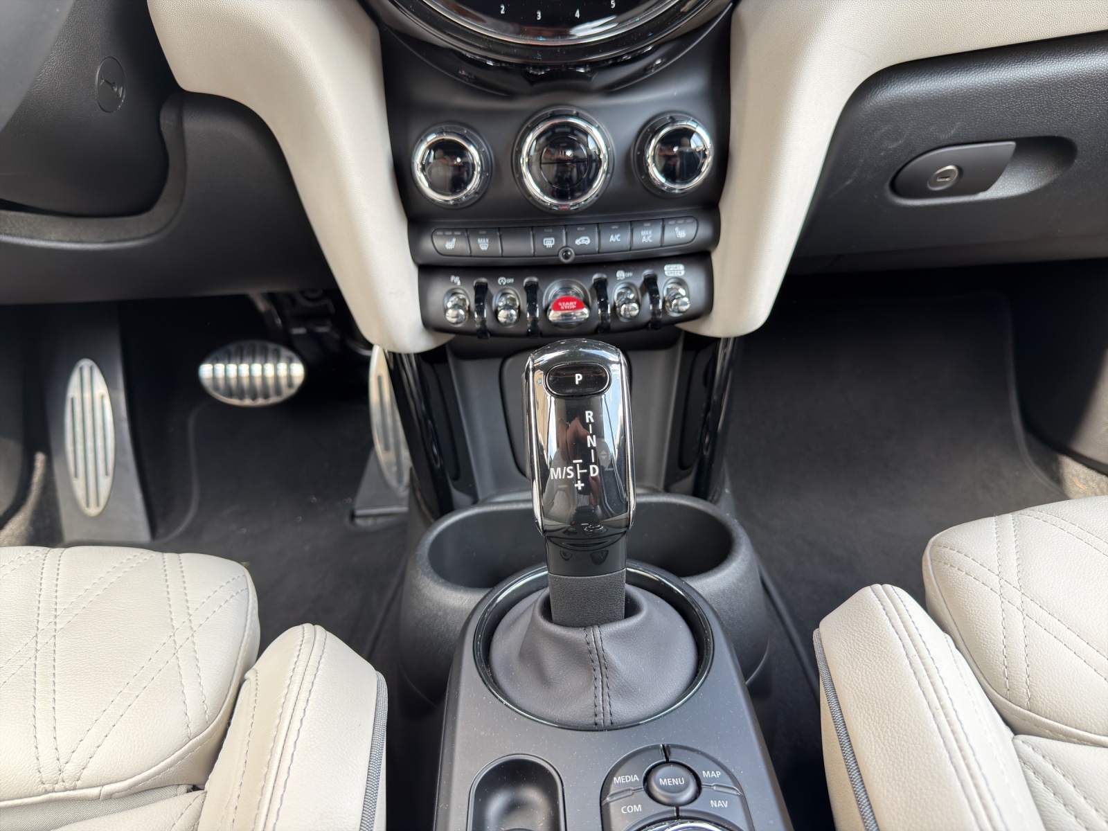MINI Cabrio F57 2.0i John Cooper Works-image-17