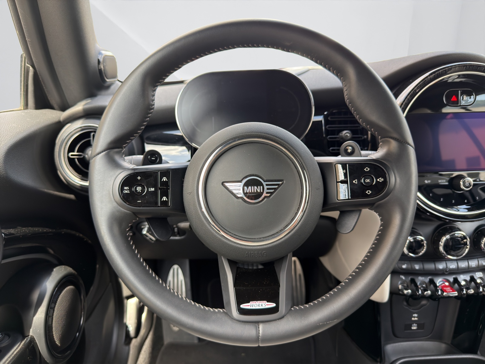 MINI Cabrio F57 2.0i John Cooper Works-image-16