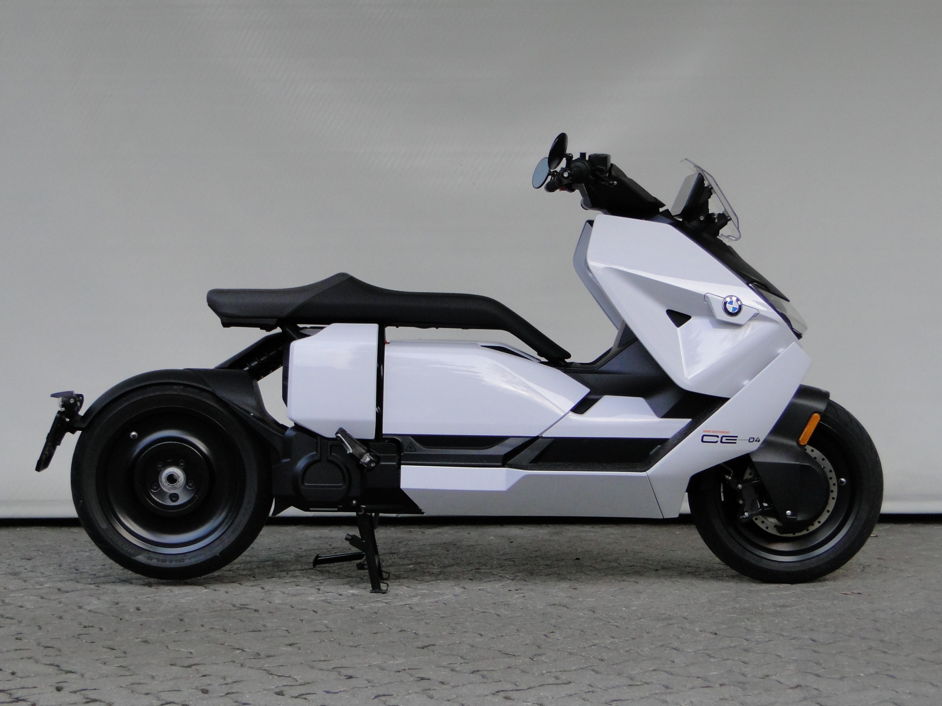 BMW CE 04-showroom-element-1