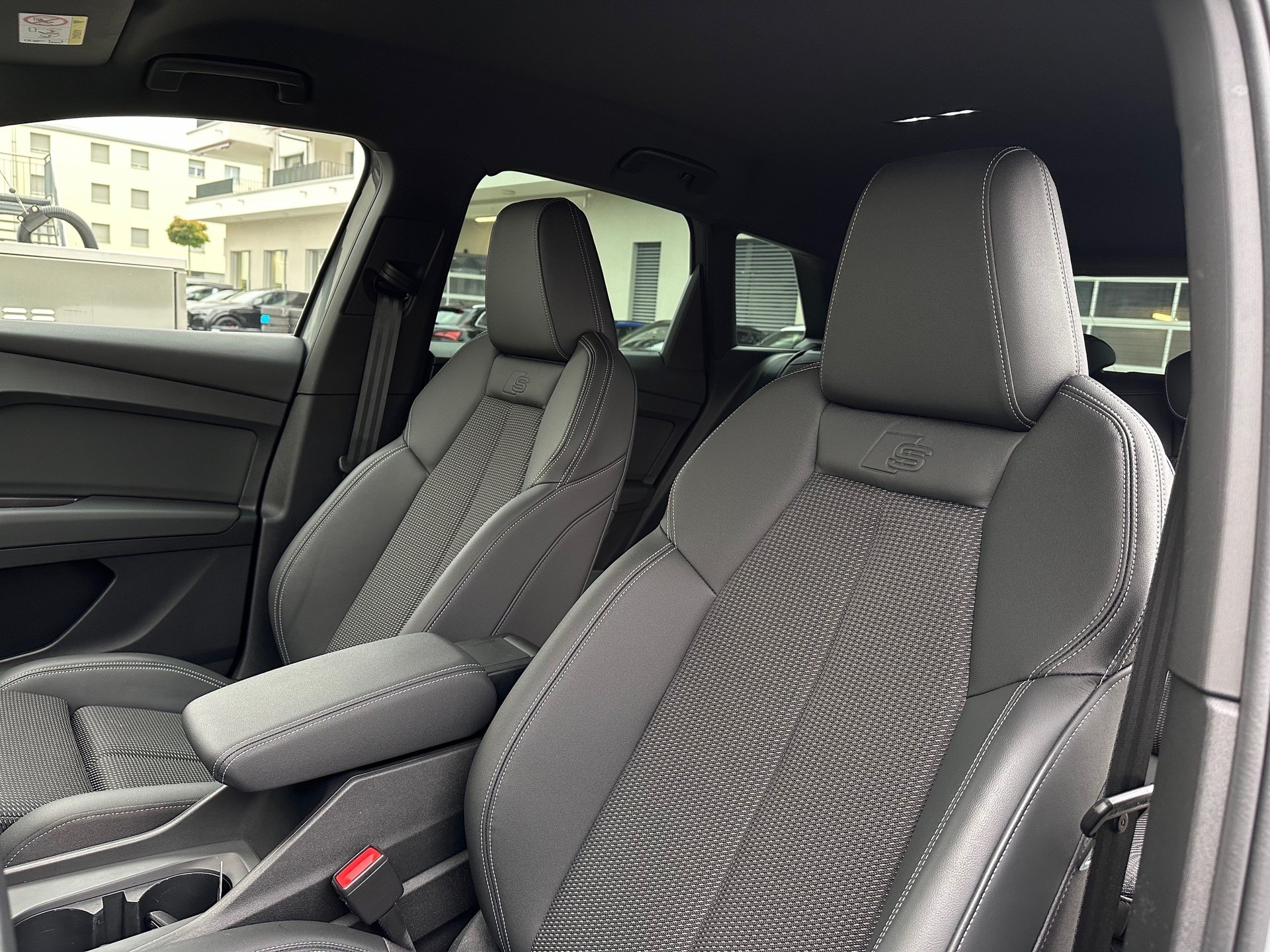 AUDI Q4 e-tron 45 quattro-image-9