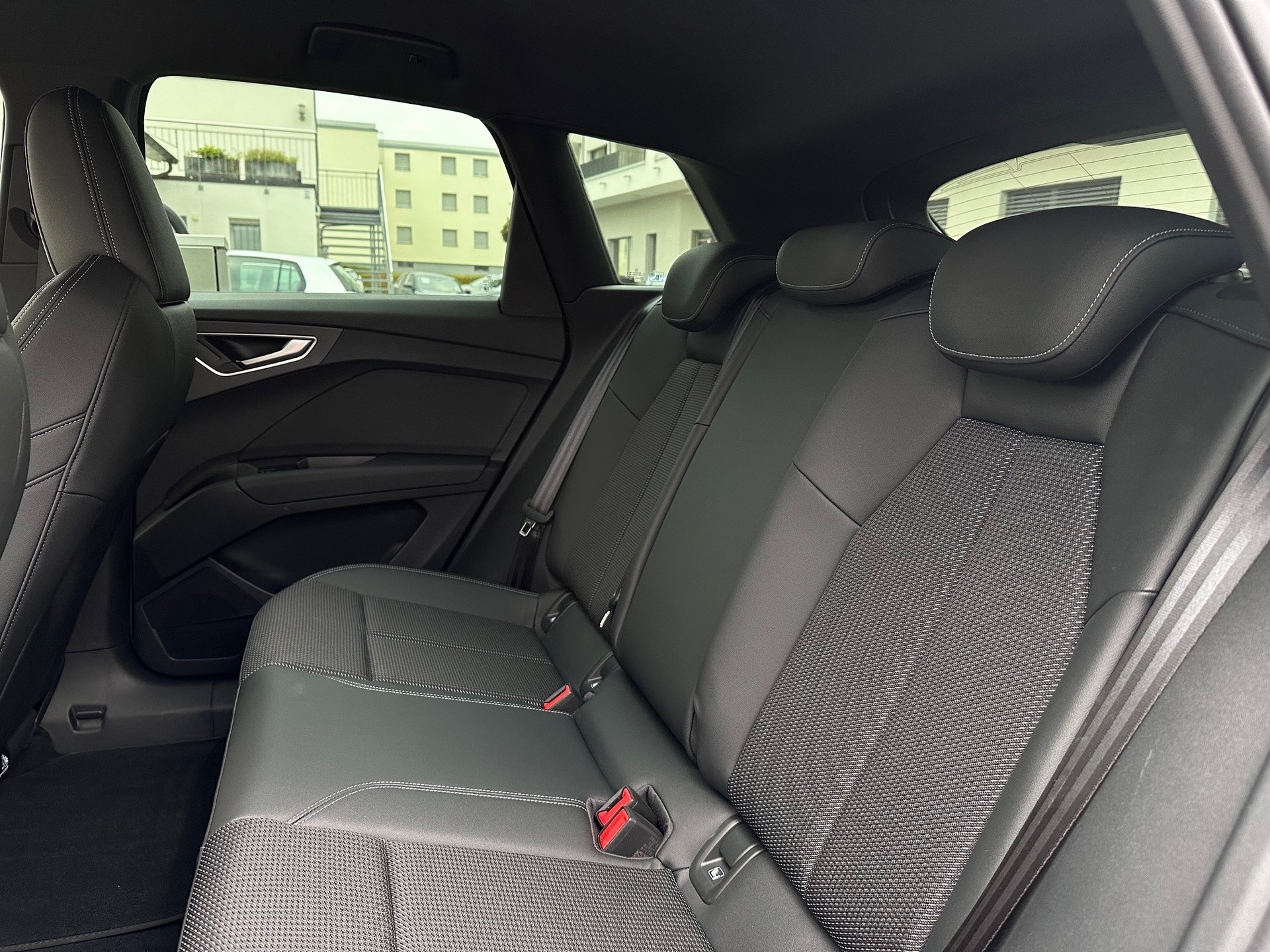 AUDI Q4 e-tron 45 quattro-image-10