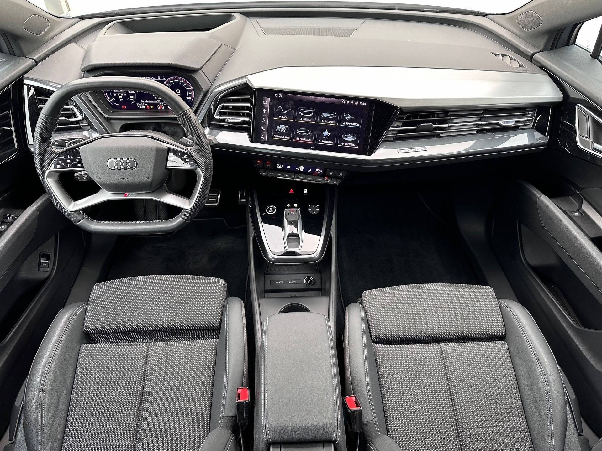 AUDI Q4 e-tron 45 quattro-image-8