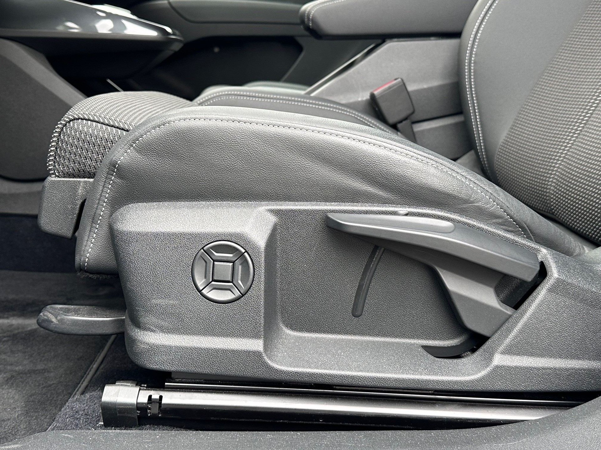 AUDI Q4 e-tron 45 quattro-image-13