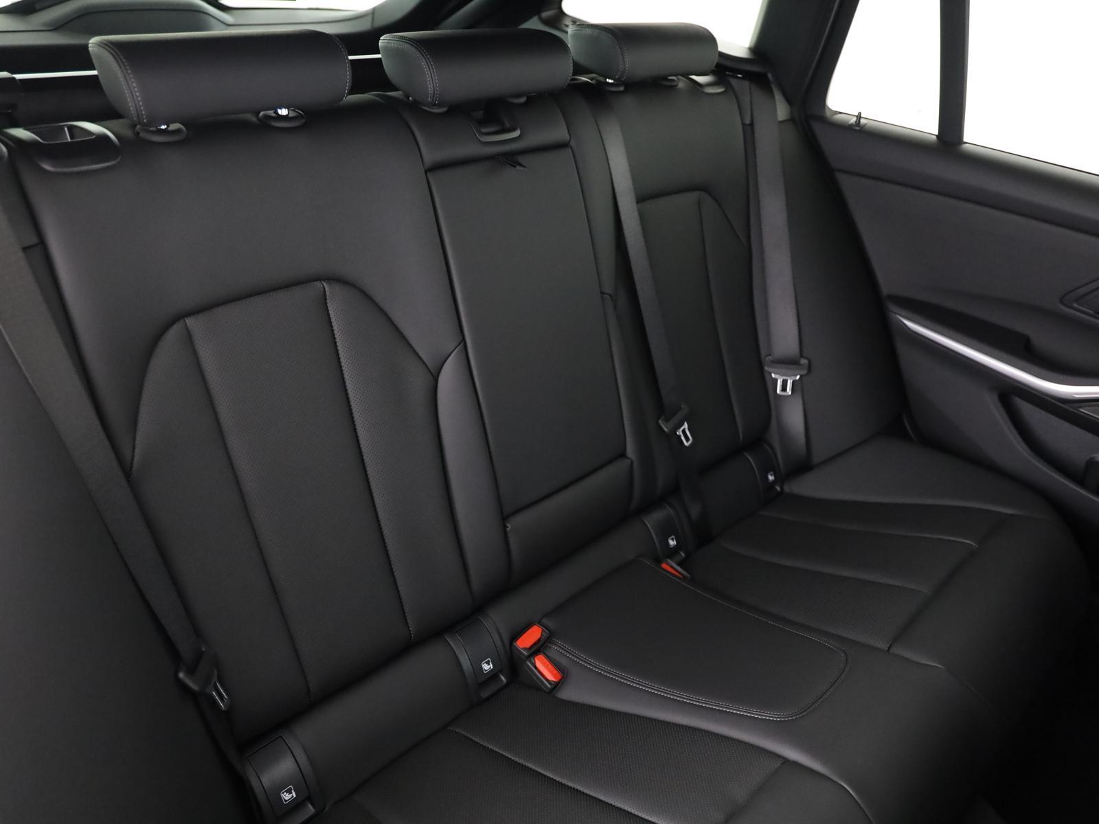 BMW 320d xDrive Touring M Sport-image-13