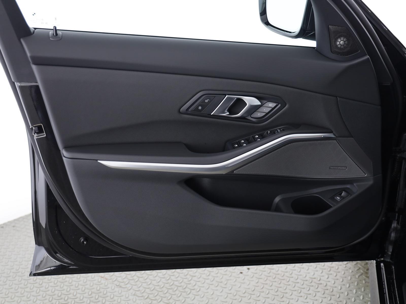 BMW 320d xDrive Touring M Sport-image-8