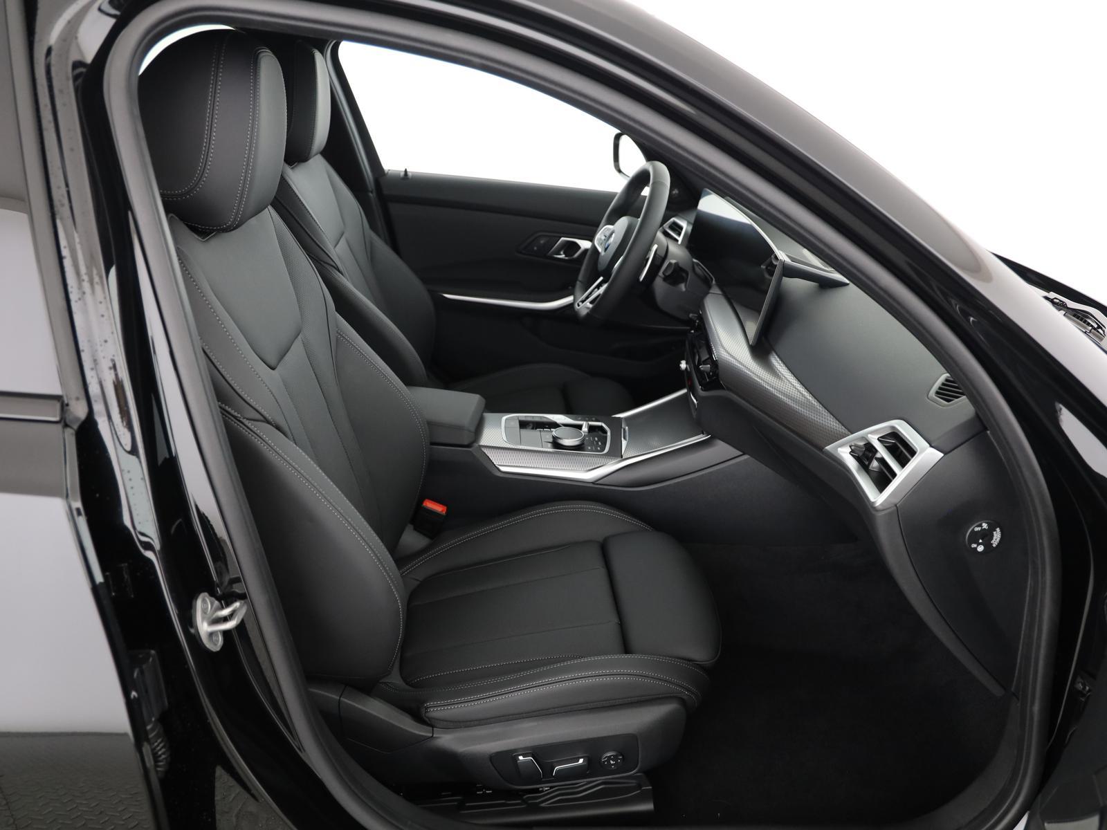 BMW 320d xDrive Touring M Sport-image-12