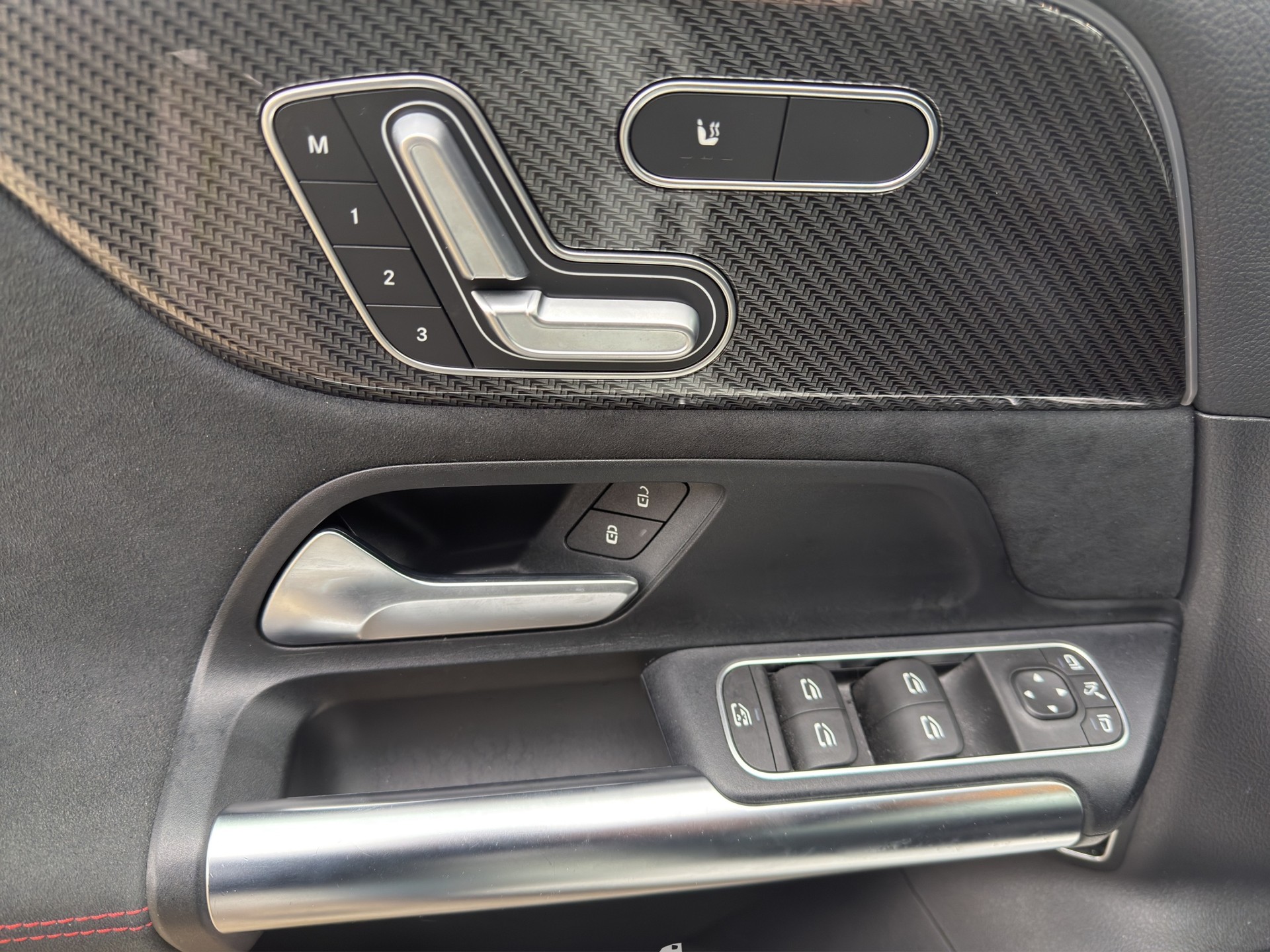 MERCEDES-BENZ B 250 4Matic AMG Line-image-10