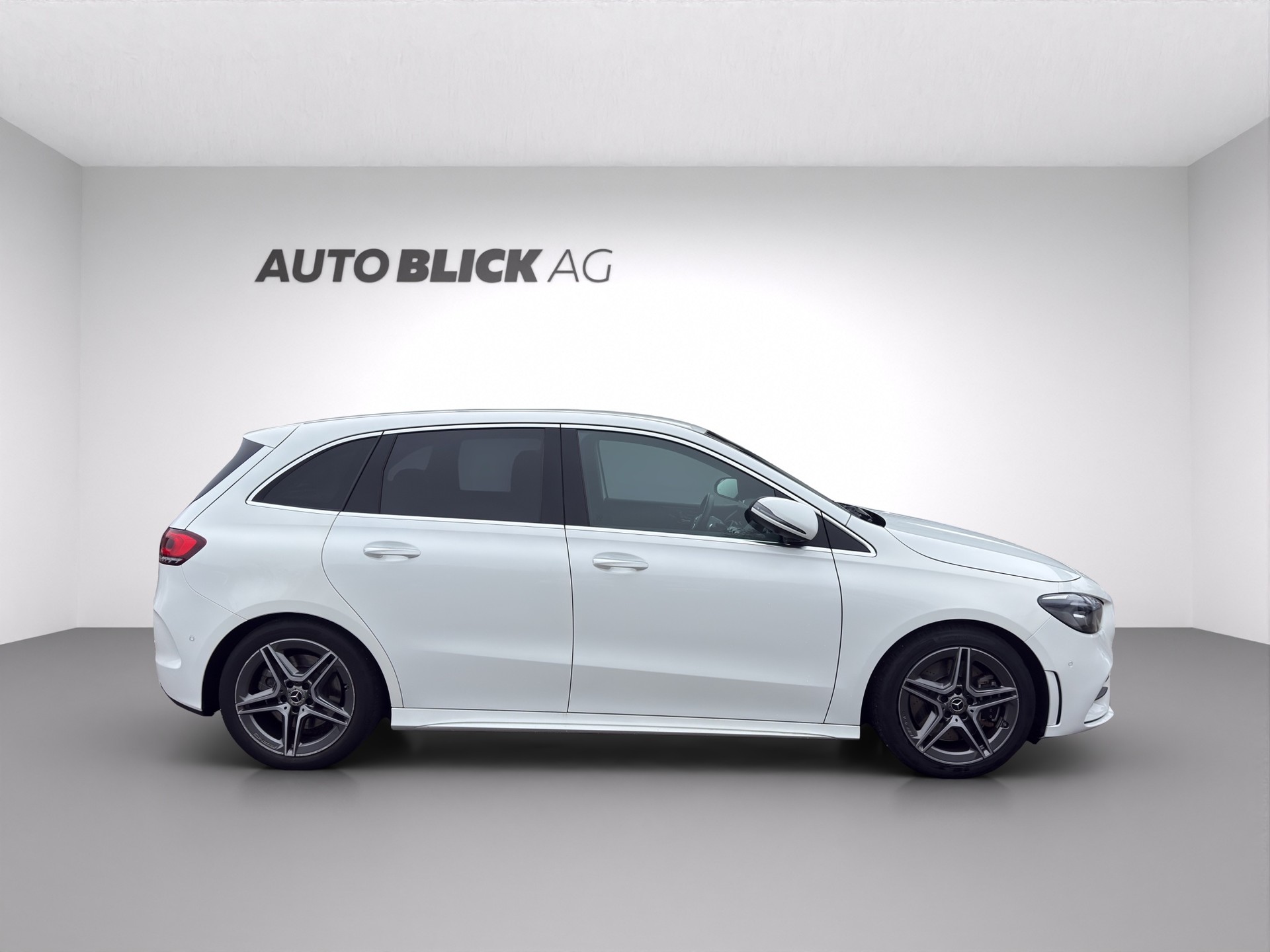 MERCEDES-BENZ B 250 4Matic AMG Line-image-4