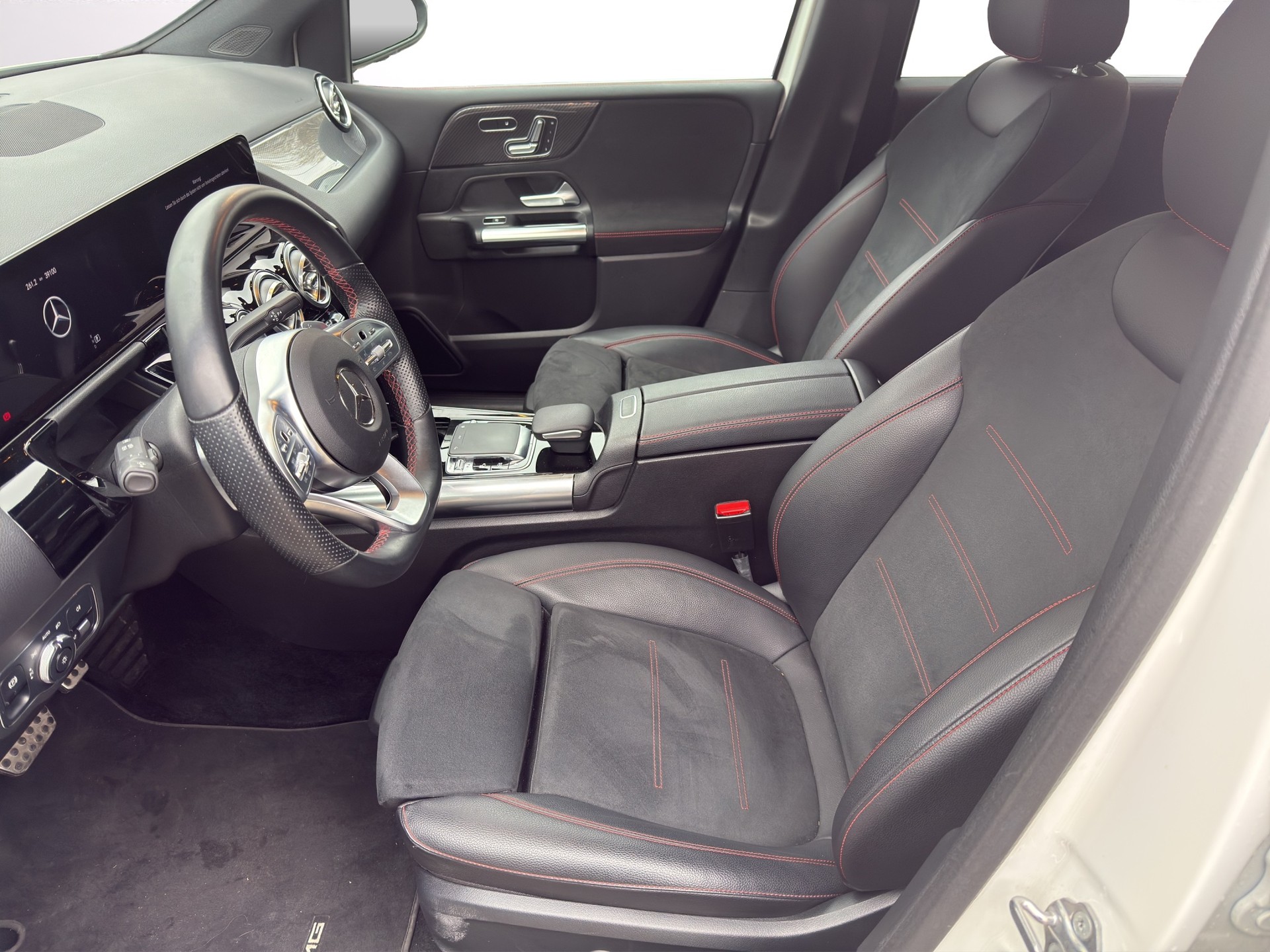 MERCEDES-BENZ B 250 4Matic AMG Line-image-11