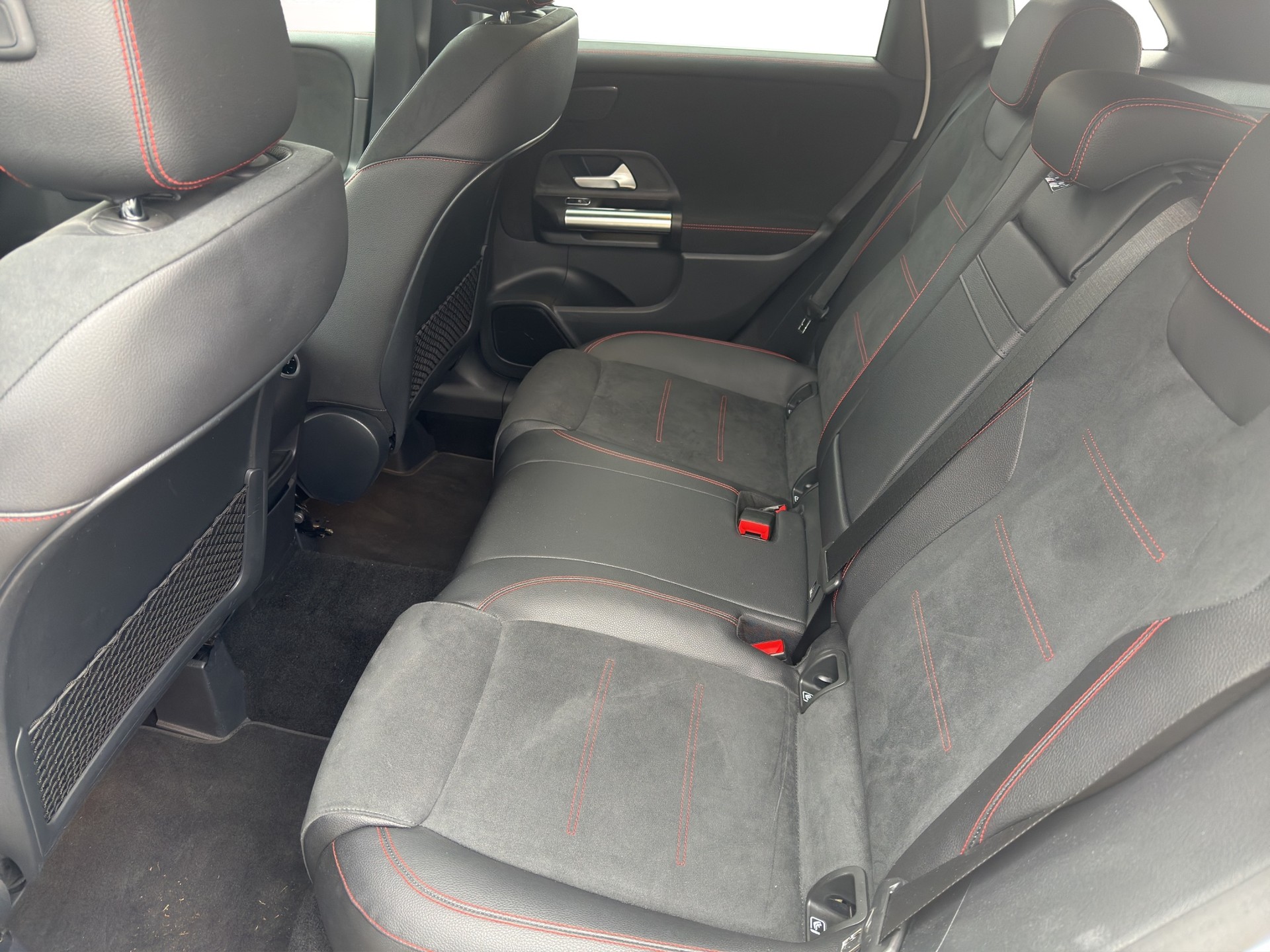 MERCEDES-BENZ B 250 4Matic AMG Line-image-14