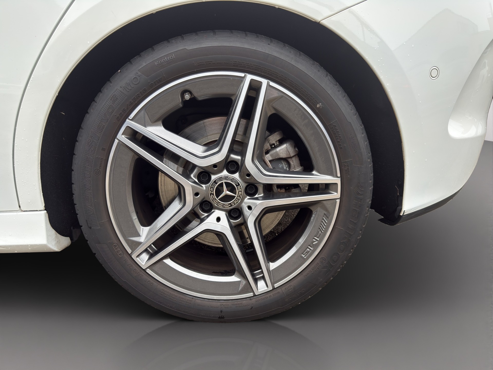 MERCEDES-BENZ B 250 4Matic AMG Line-image-9