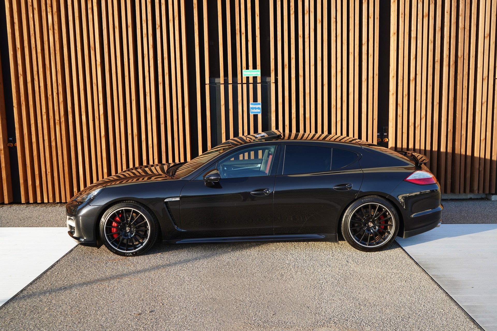 PORSCHE PANAMERA TURBO S BLACK 4.8 PDK l 550 PS-image-4