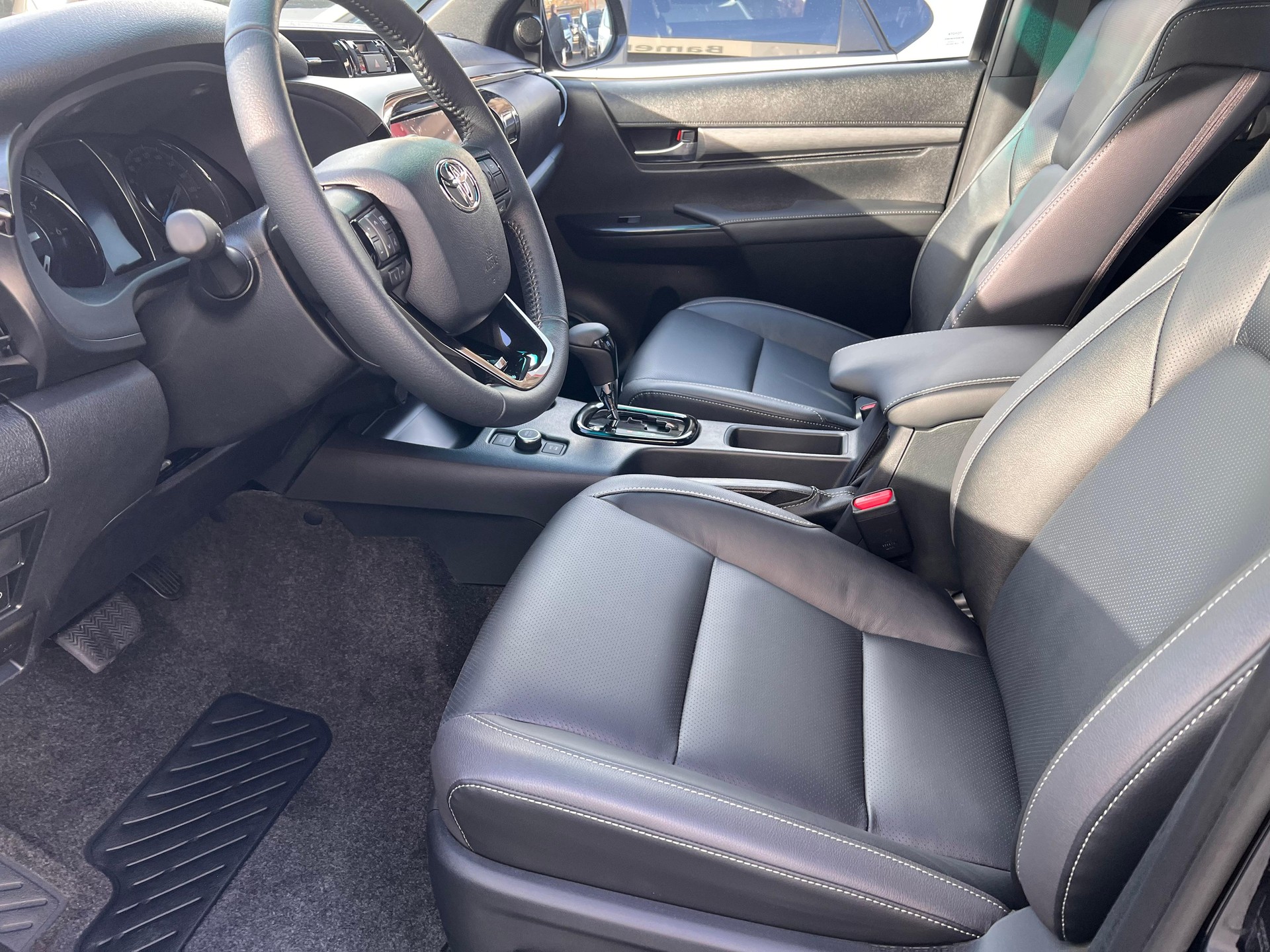 TOYOTA Hilux Double Cab.-Pick-up 2.8 D-4D MHEV 204 Invincible-image-8