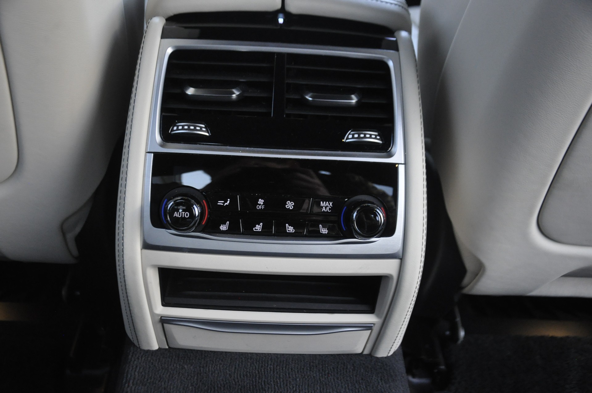 BMW 750Li xDrive Steptronic Pure Excellence-image-10