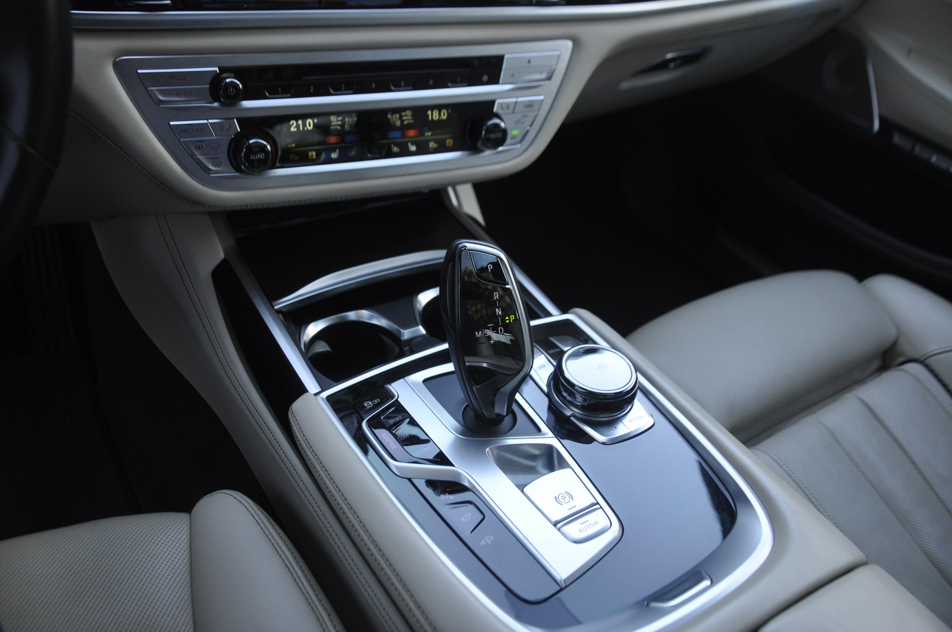 BMW 750Li xDrive Steptronic Pure Excellence-image-13