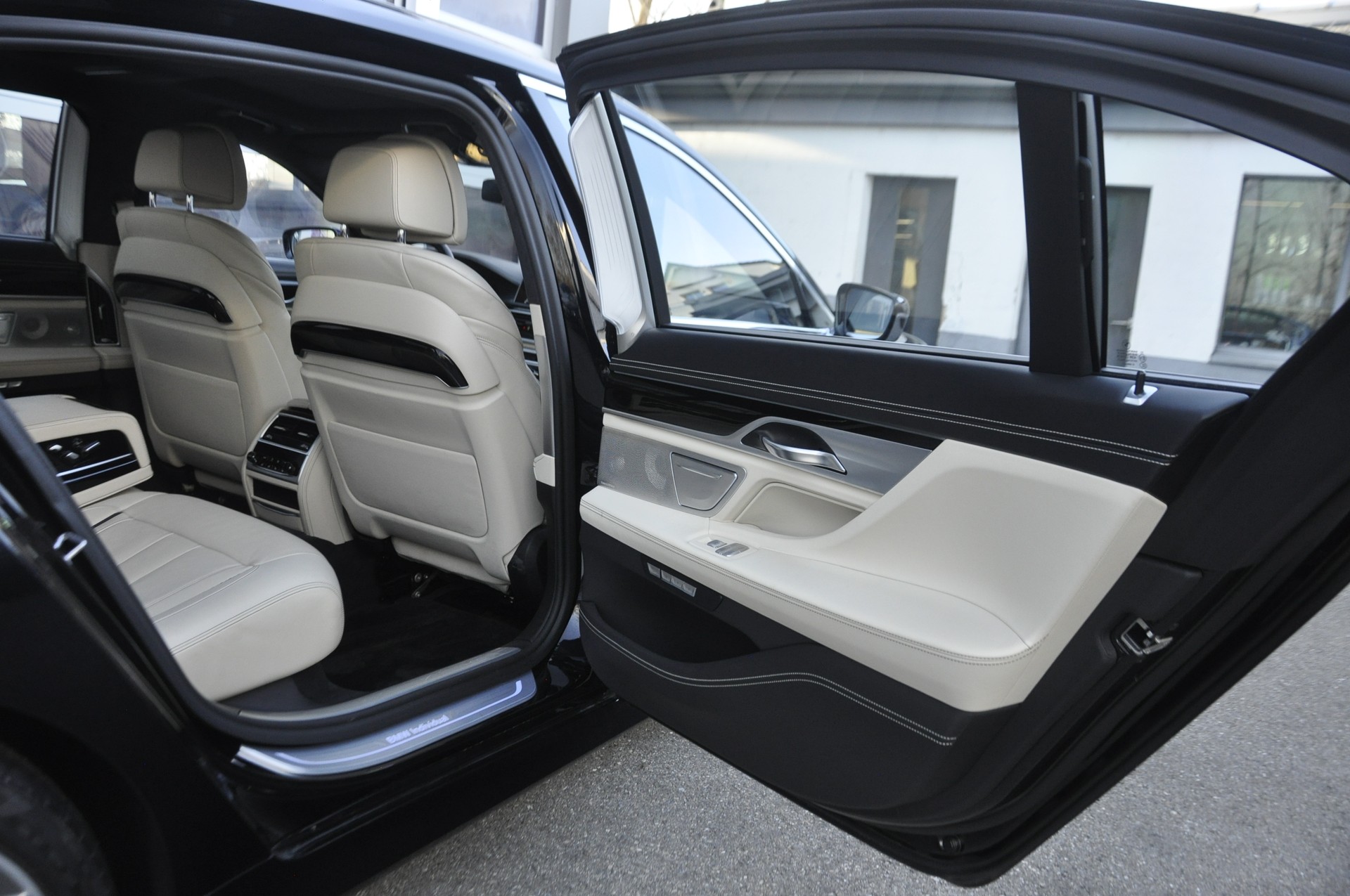 BMW 750Li xDrive Steptronic Pure Excellence-image-8