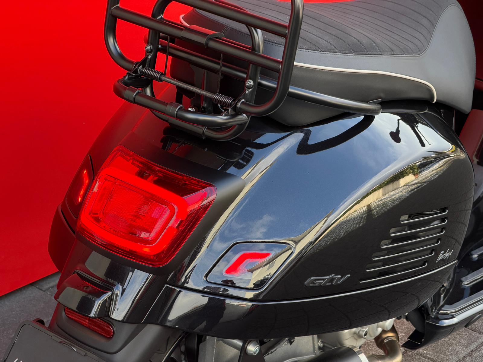 PIAGGIO Vespa GTV 300 Black Edition-image-5