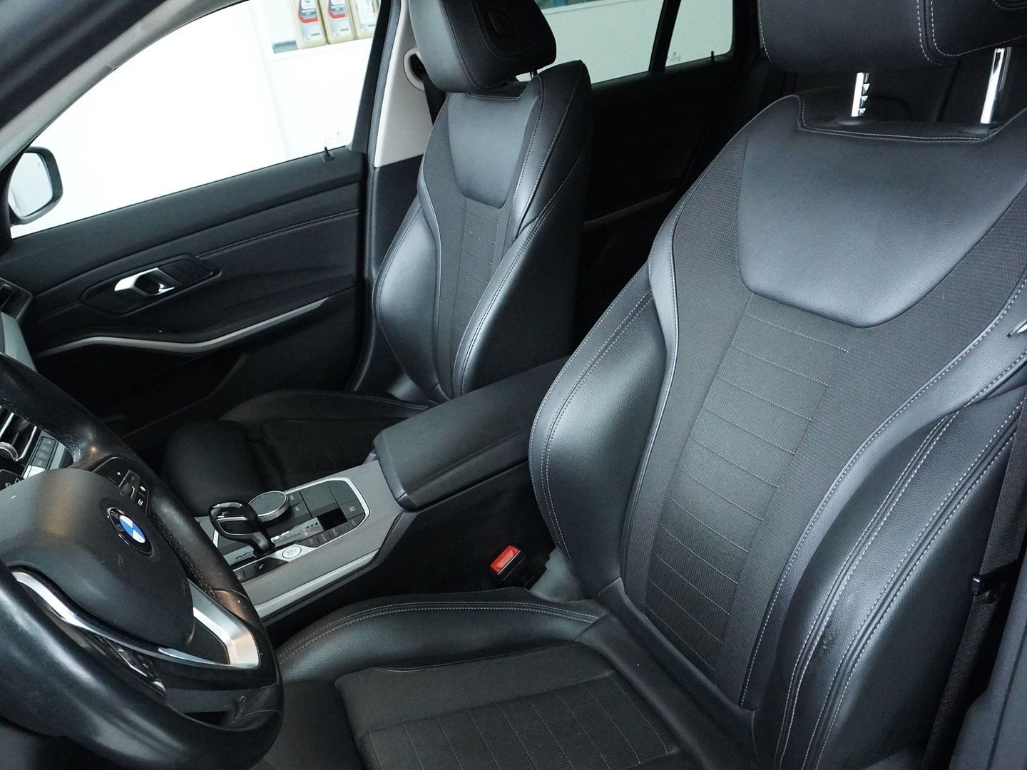 BMW 320d xDrive 48V Touring Steptronic-image-3
