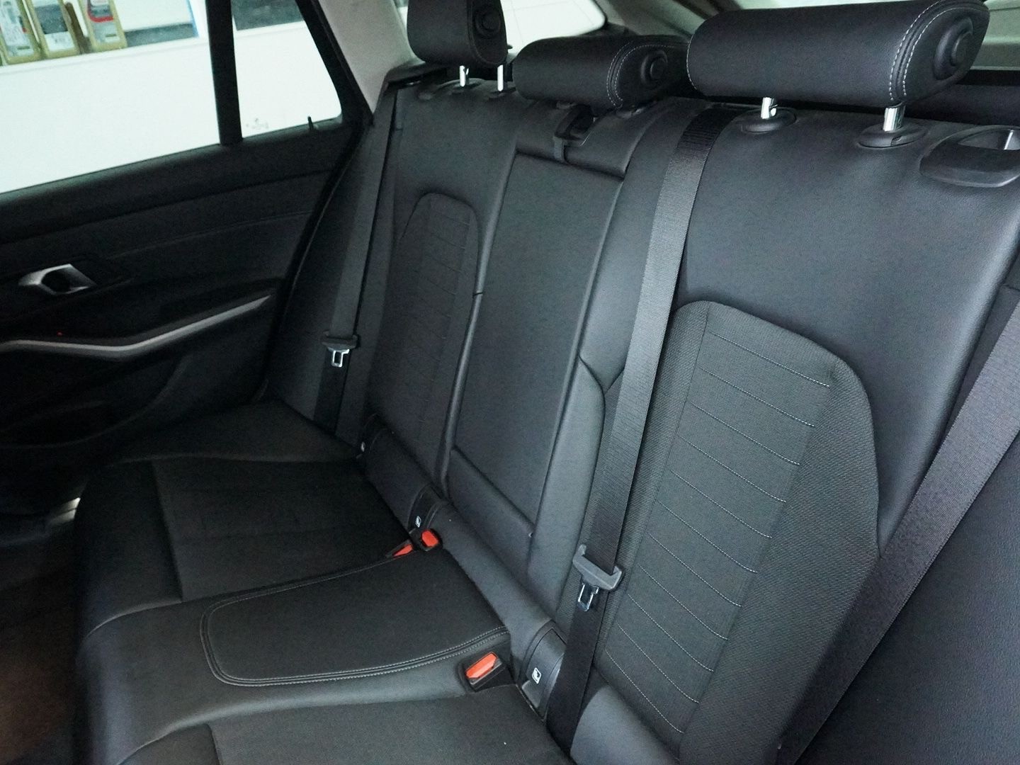BMW 320d xDrive 48V Touring Steptronic-image-4