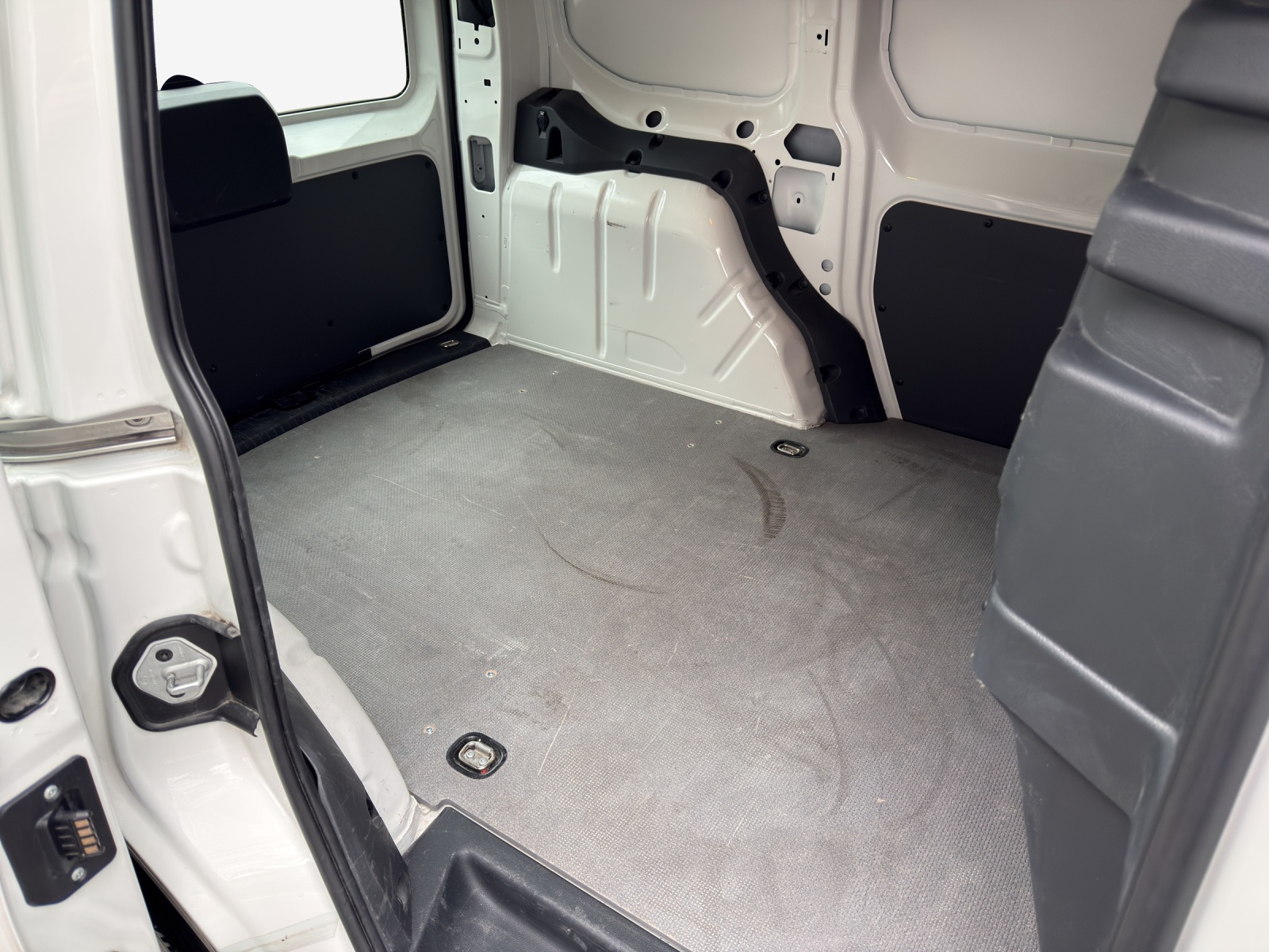 VW Caddy Cargo 2.0TDI 4Motion-image-11