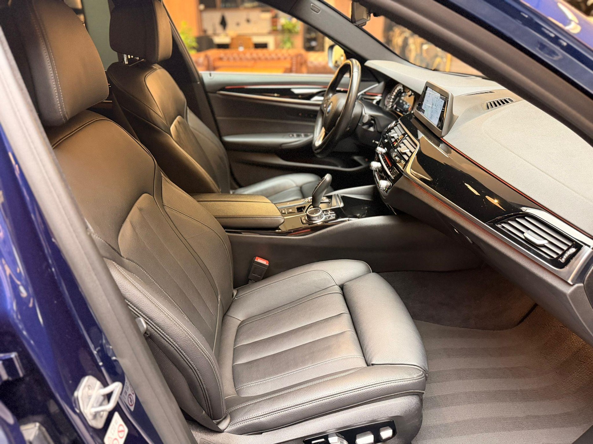 BMW 530i xDrive-image-16