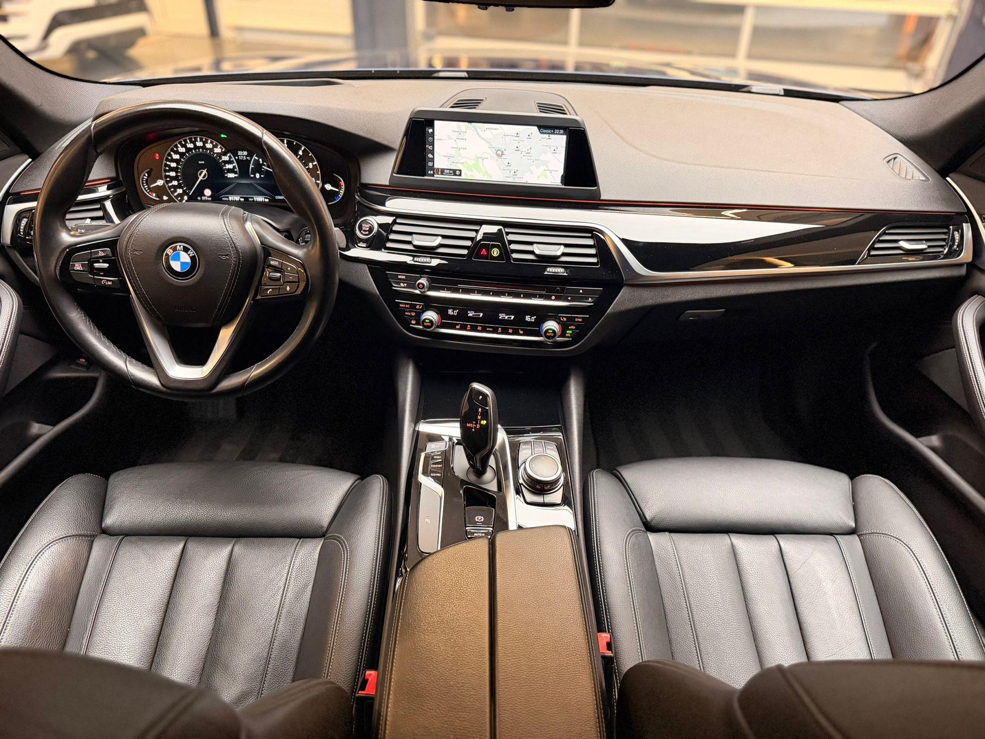 BMW 530i xDrive-image-12