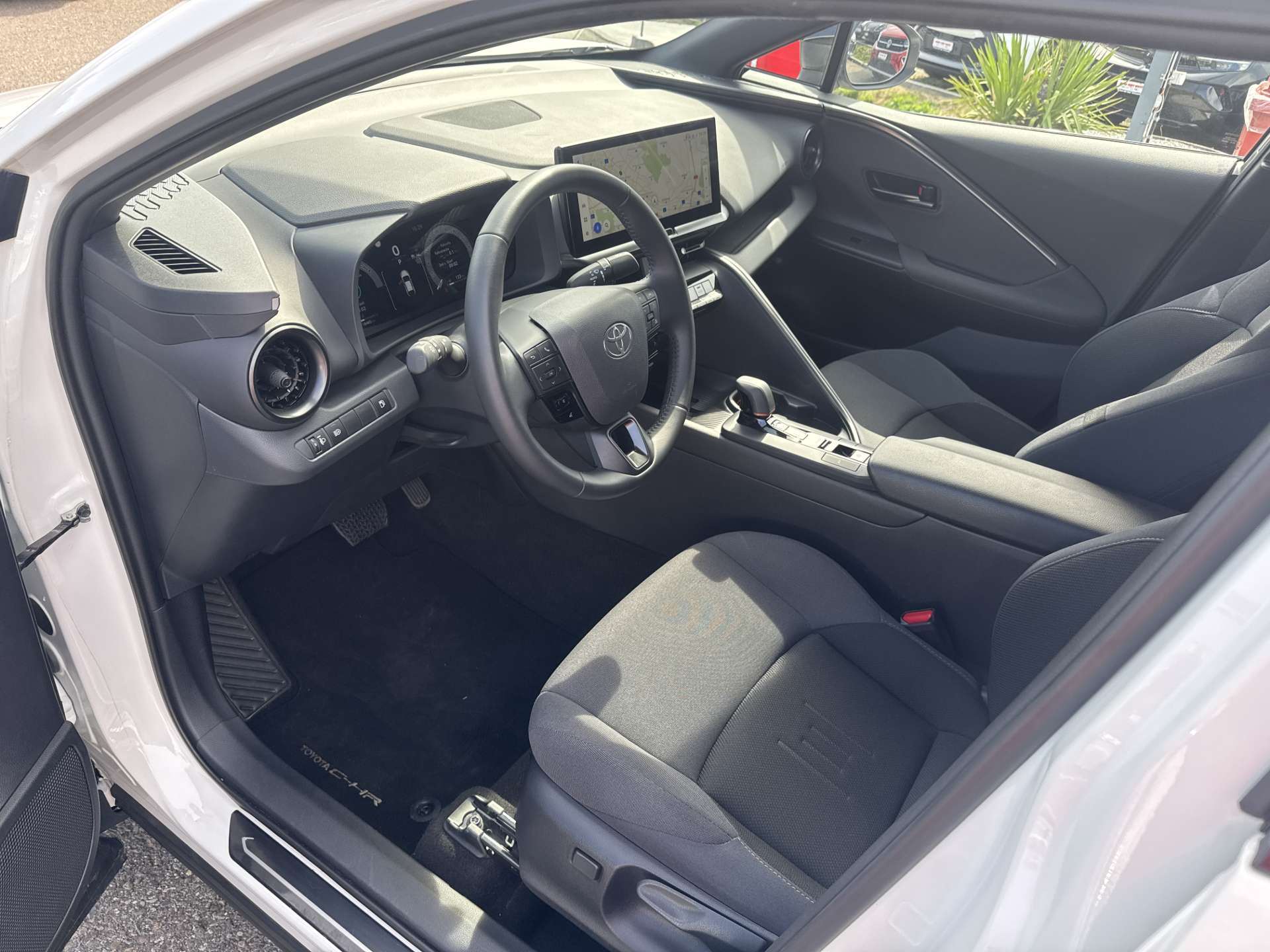 TOYOTA C-HR 2.0 HSD Trend CVT-Automat-image-5