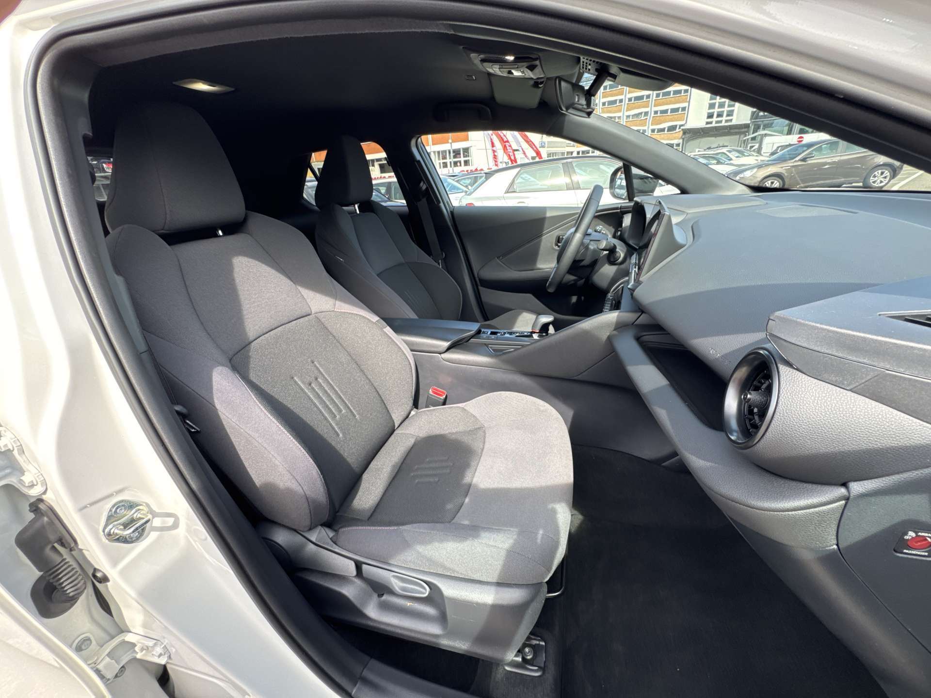 TOYOTA C-HR 2.0 HSD Trend CVT-Automat-image-12