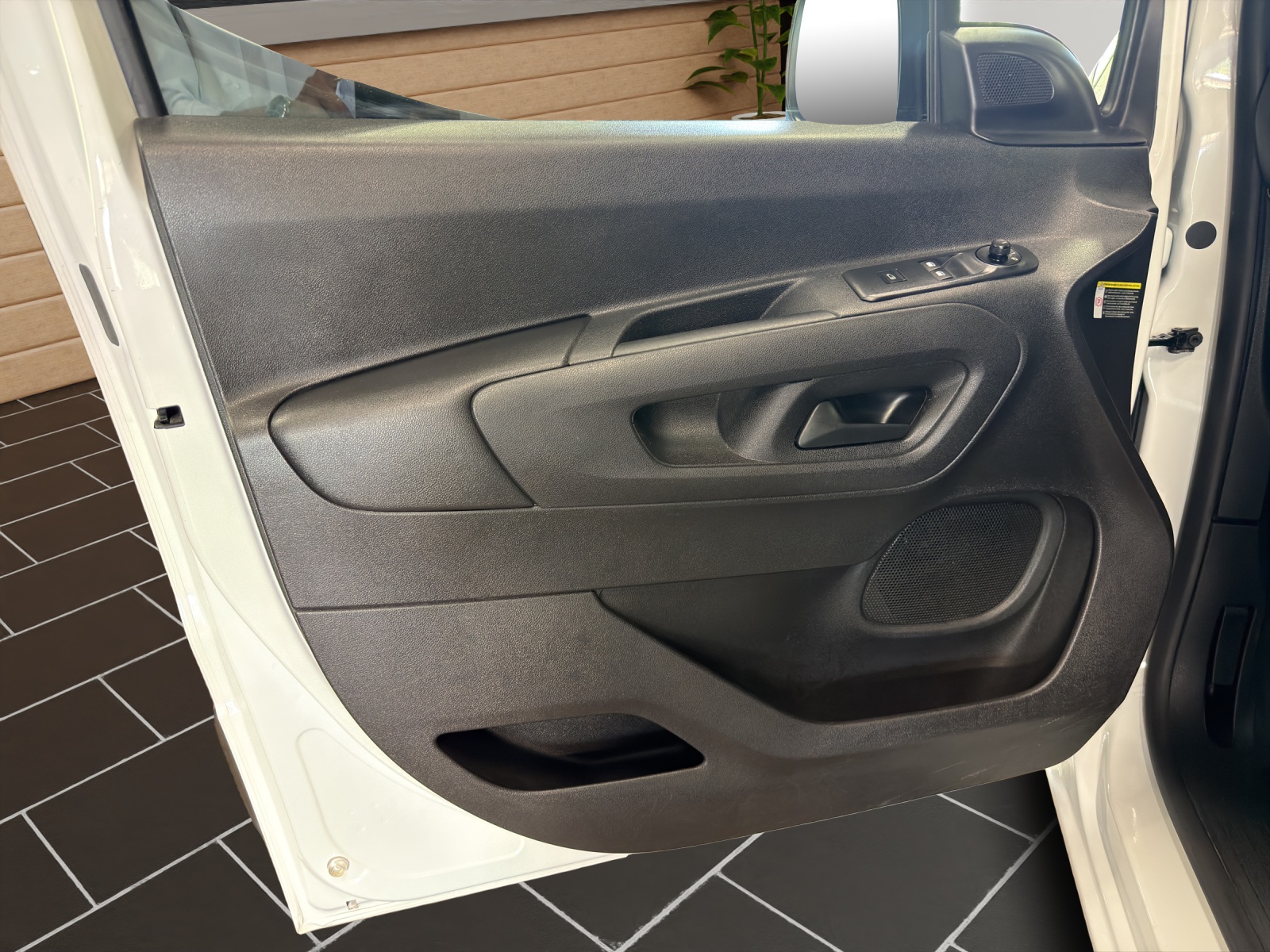 PEUGEOT Partner 1.5HDi s/sPr.EAT8-image-12