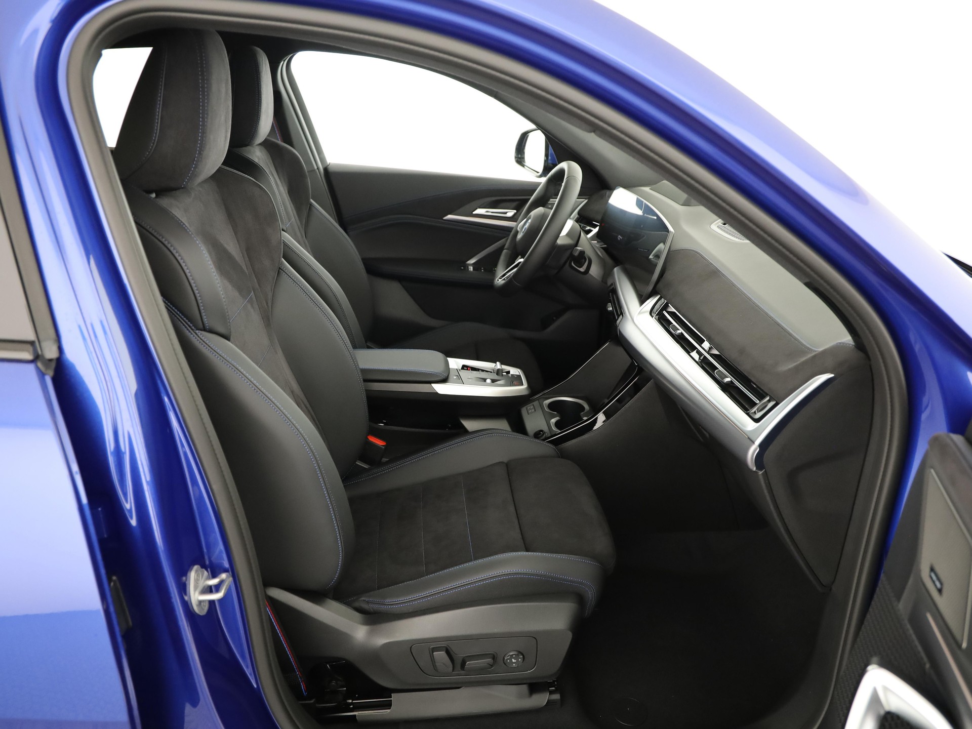 BMW iX2 30 xDrive-image-16