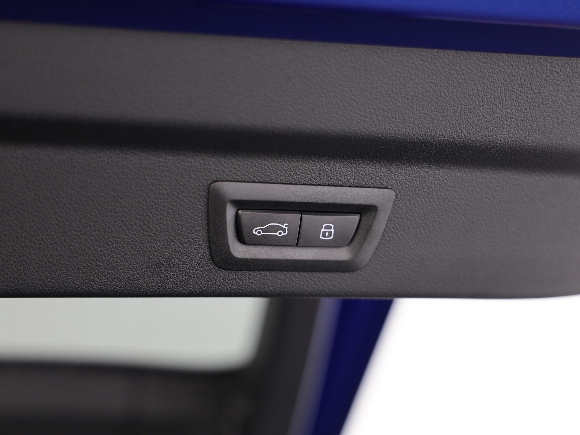 BMW iX2 30 xDrive-image-10